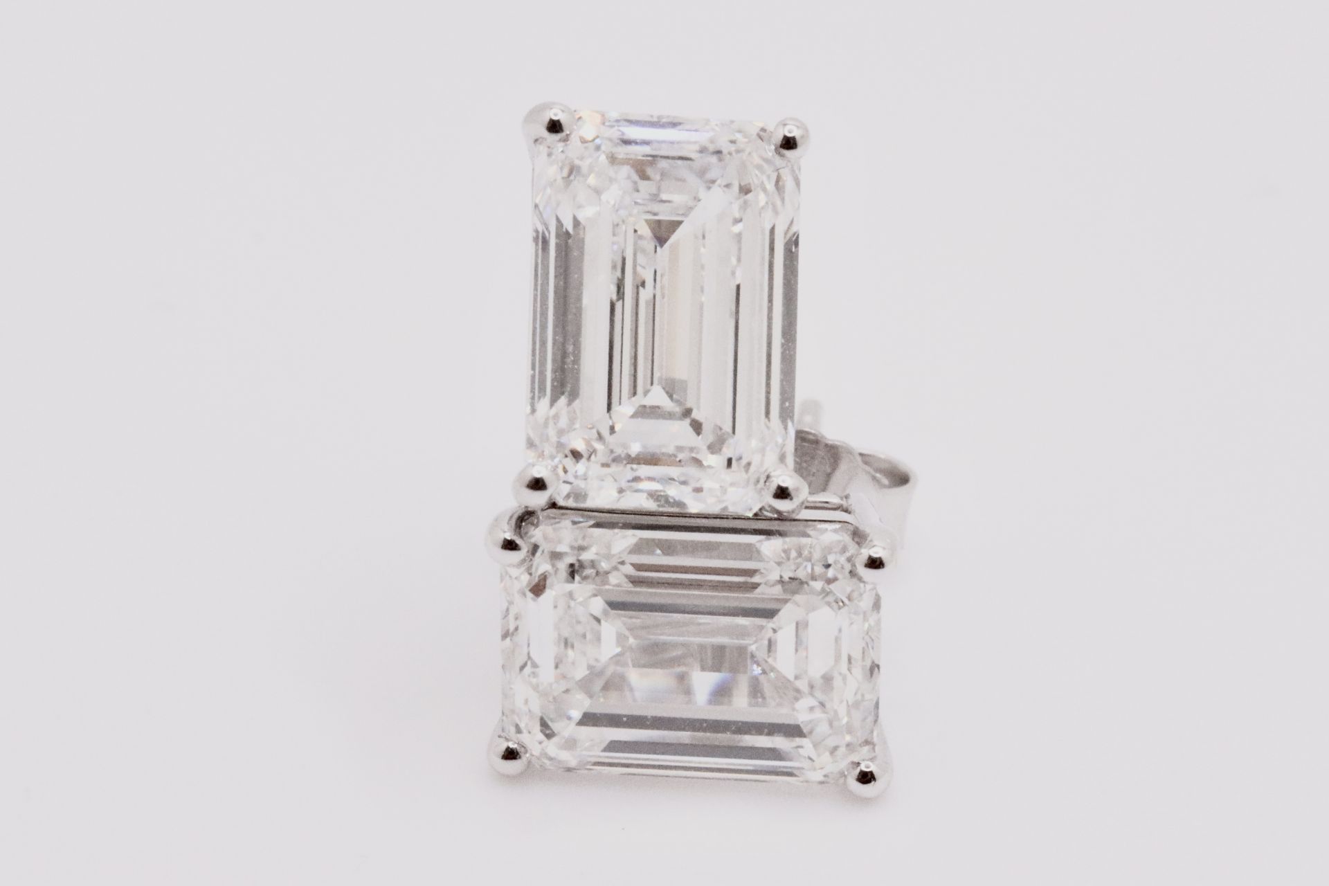 Emerald Cut 4.00 Carat Natural Diamond Earrings 18kt White Gold - Colour H - SI Clarity- GIA - Image 2 of 4