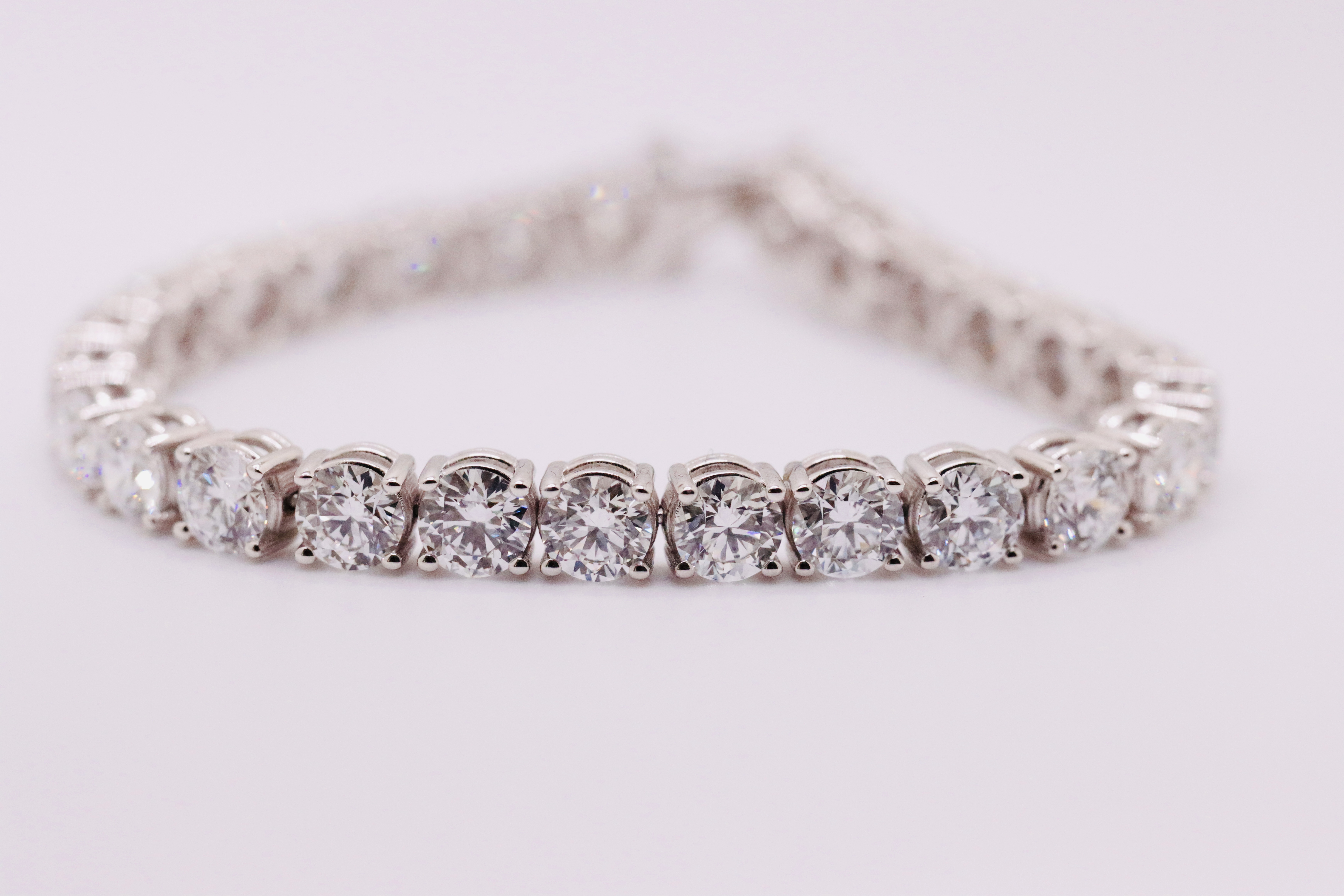 Round Brilliant Cut 21 Carat Diamond Tennis Bracelet D Colour VVS Clarity - 18Kt White Gold - IGI - Image 2 of 9