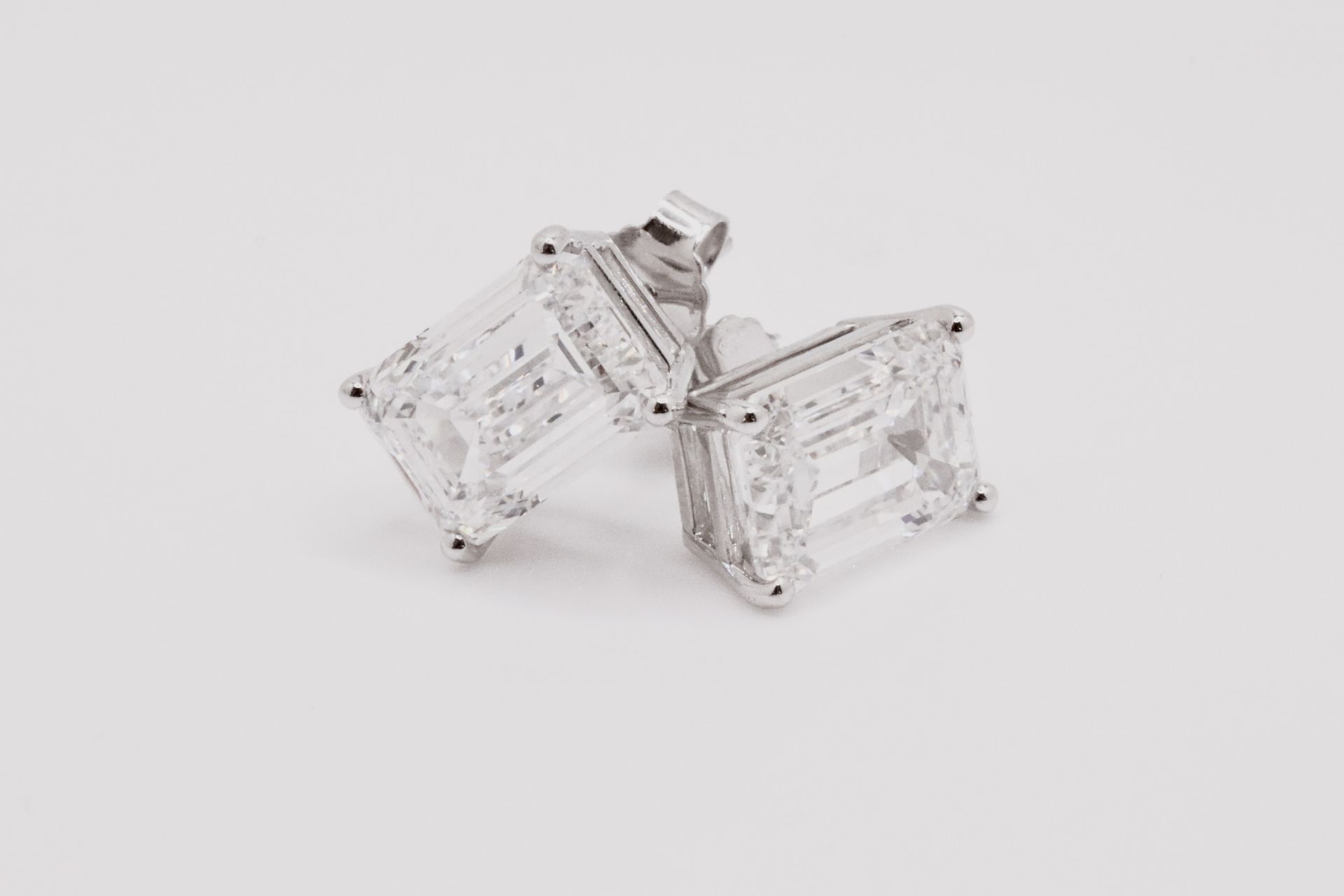 Emerald Cut 4.00 Carat Natural Diamond Earrings 18kt White Gold - Colour H - SI Clarity- GIA - Bild 3 aus 4