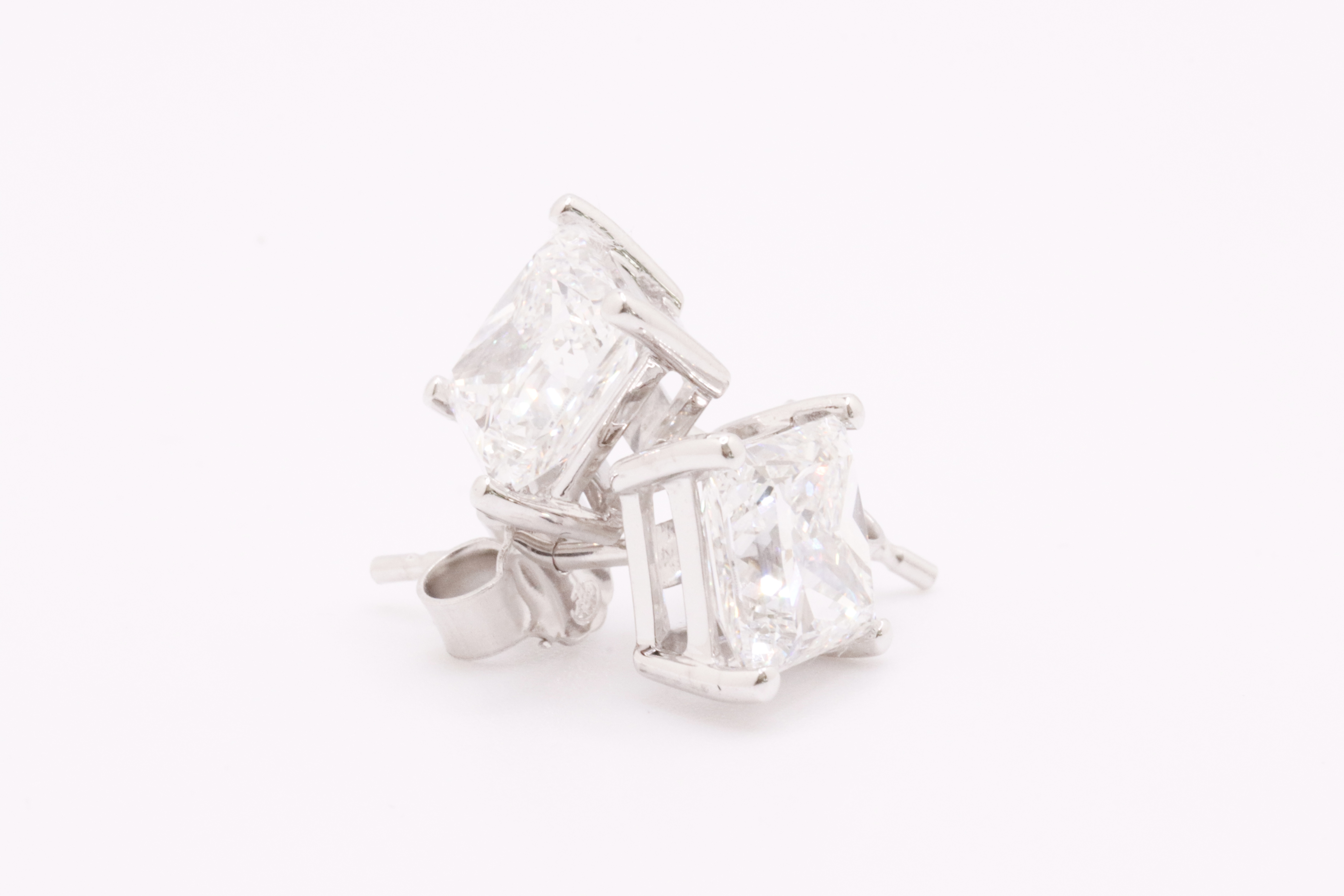 Princess Cut 4.00 Carat Diamond Earrings Set in 18kt White Gold - F Colour VS Clarity - IGI - Image 2 of 5