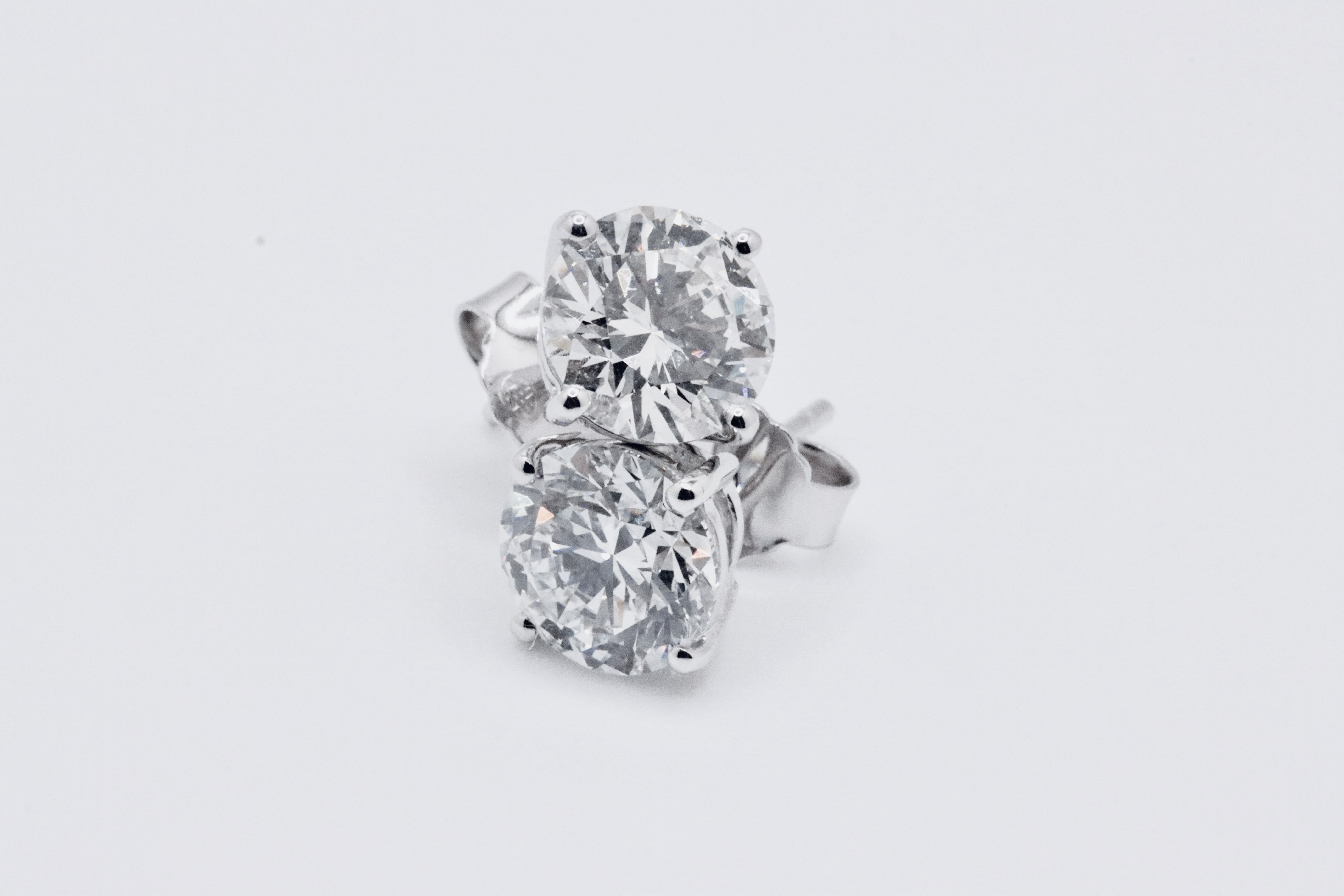 Round Brilliant Cut 1.50 Carat Diamond 18kt White Gold Earrings- E Colour VS Clarity IGI - Image 3 of 6