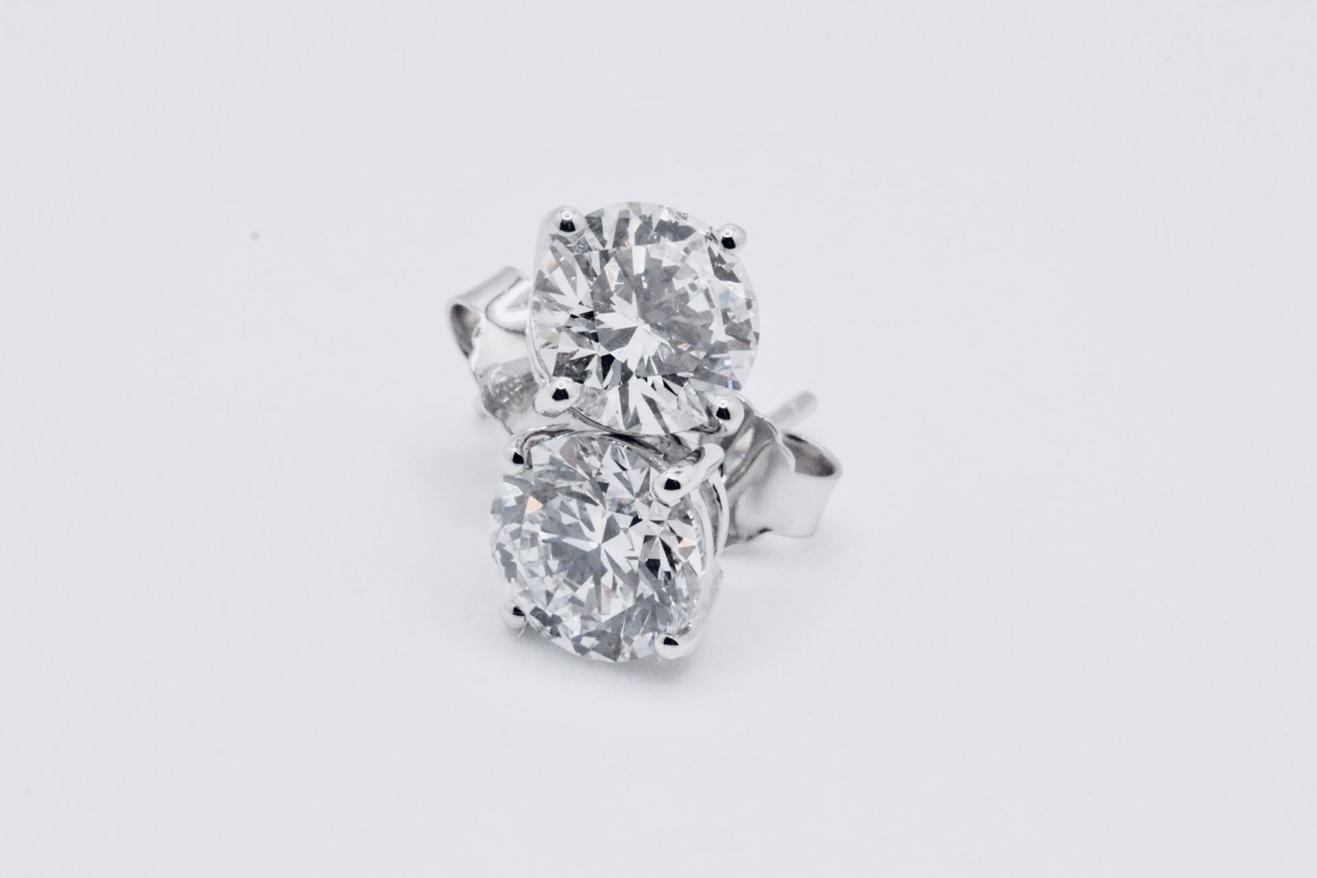 Round Brilliant Cut 1.50 Carat Diamond 18kt White Gold Earrings- E Colour VS Clarity IGI - Image 3 of 6