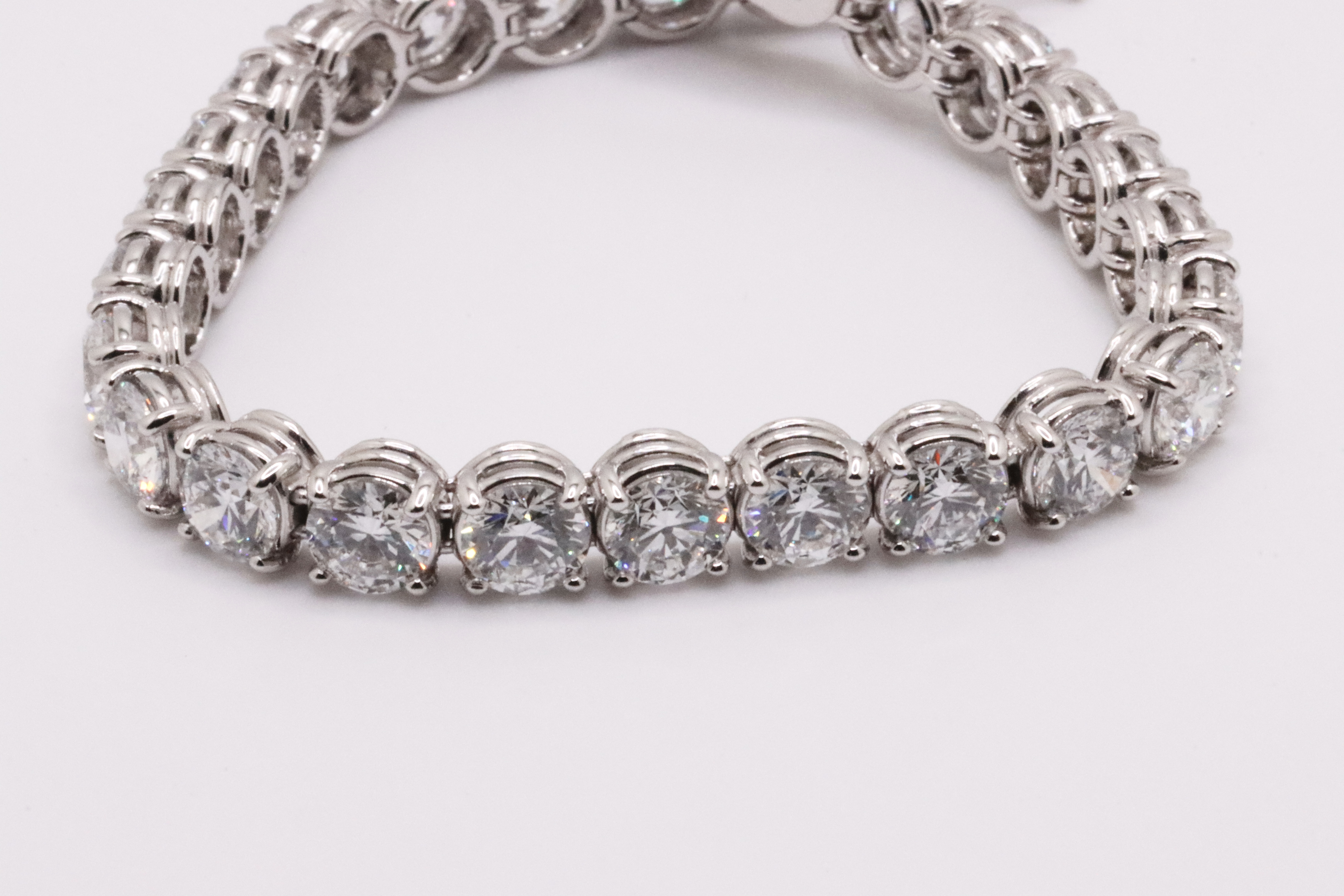 Round Brilliant Cut 21 Carat Diamond Tennis Bracelet F Colour SI Clarity - 18Kt White Gold - IGI - Image 2 of 6