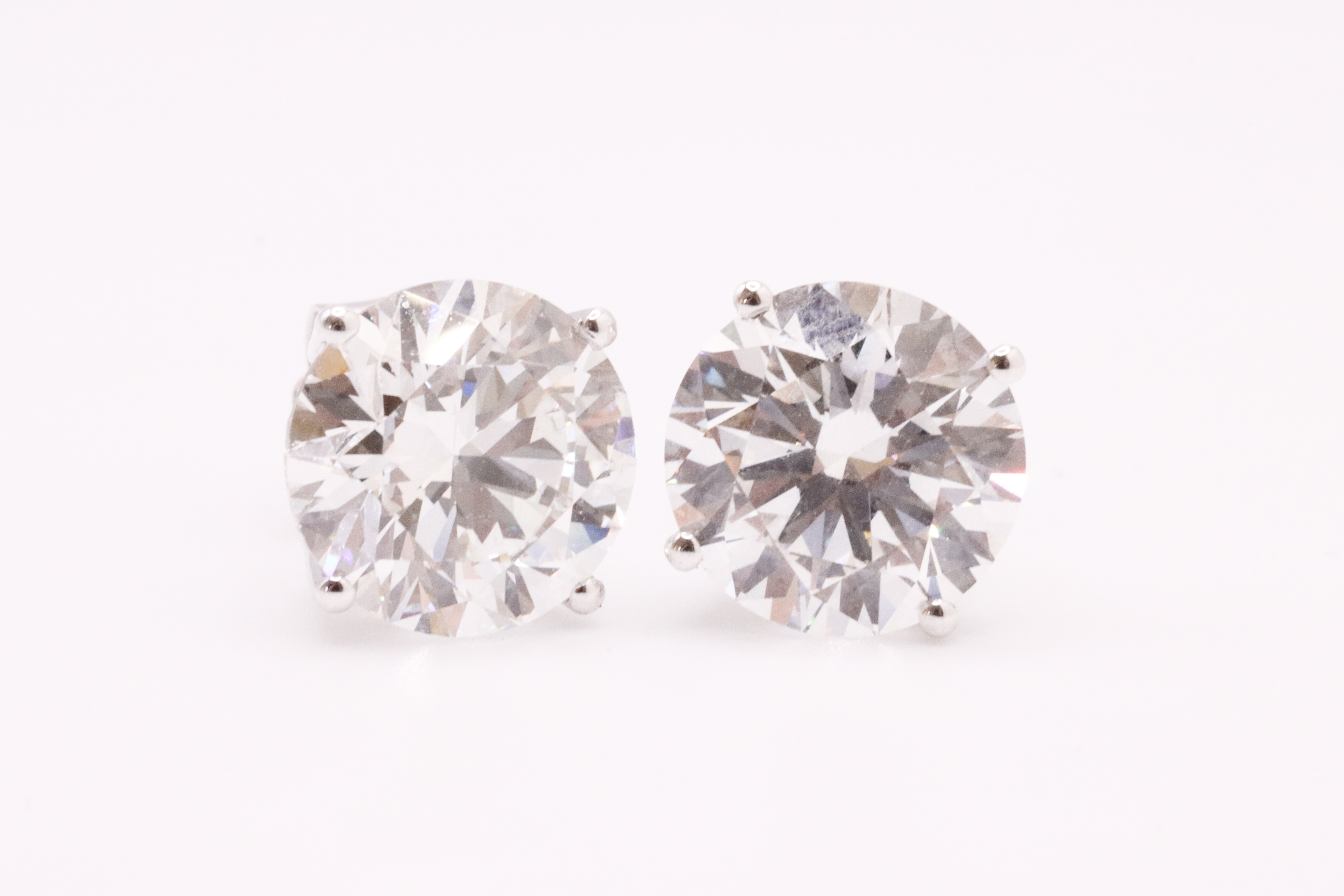 Round Brilliant Cut 7.00 Carat Diamond Earrings Set in 18kt White Gold - E Colour VS Clarity - IGI