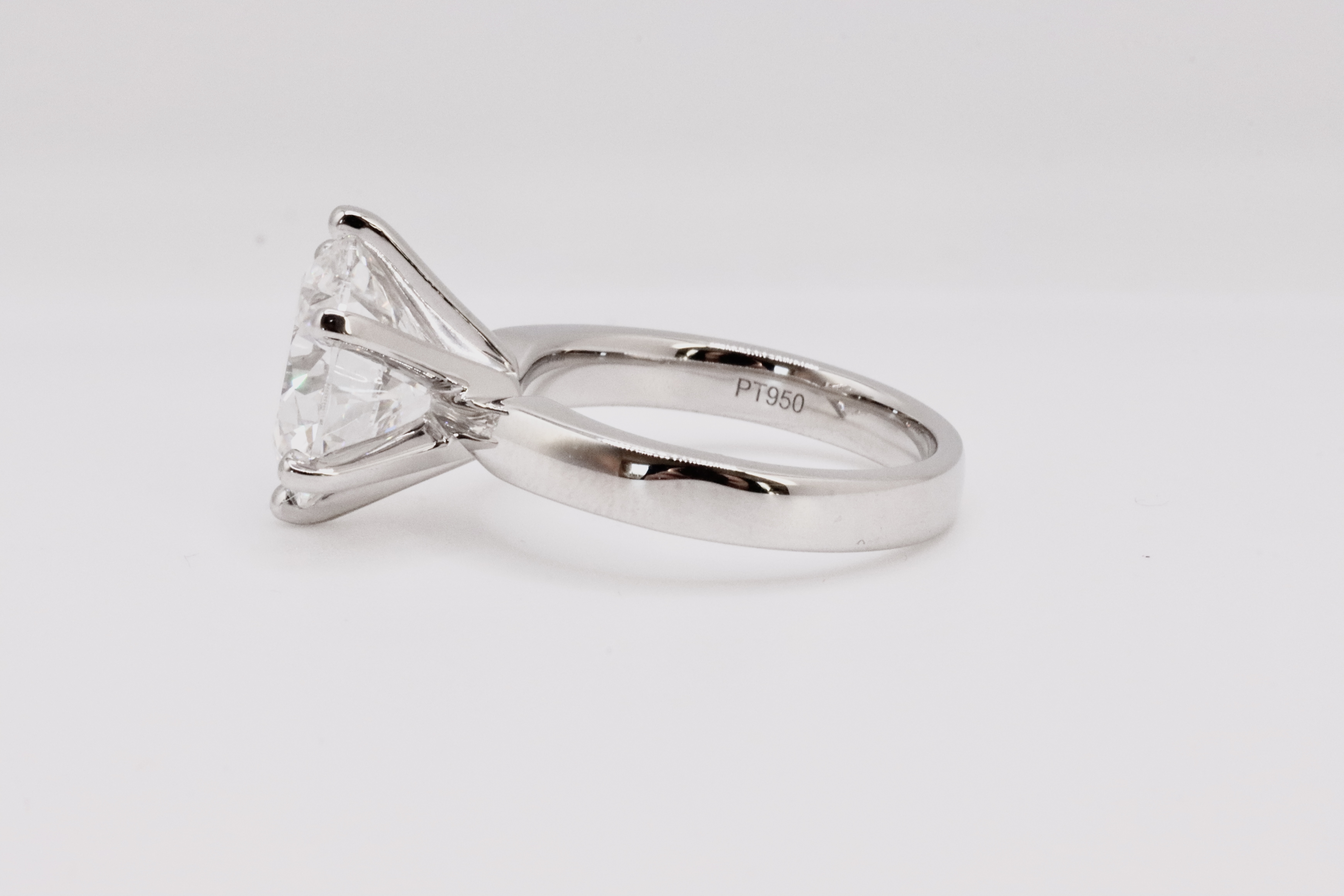 Round Brilliant Cut 5.00 Carat Diamond Earrings Set in 18kt White Gold - F Colour VVS Clarity - IGI - Image 5 of 6