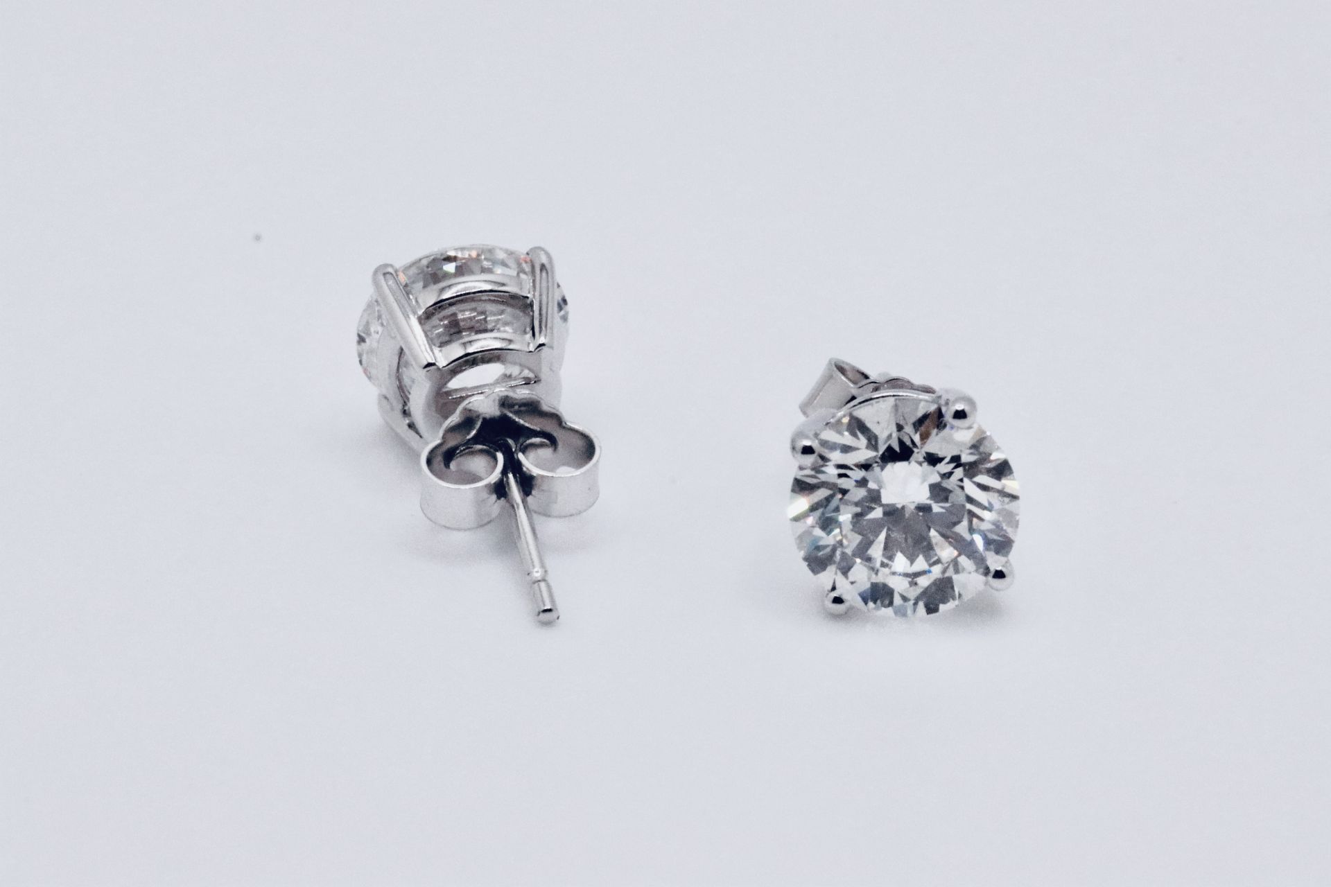 Round Brilliant Cut 5.00 Carat Diamond Earrings Set in 18kt White Gold - D Colour SI GIA - Bild 4 aus 5