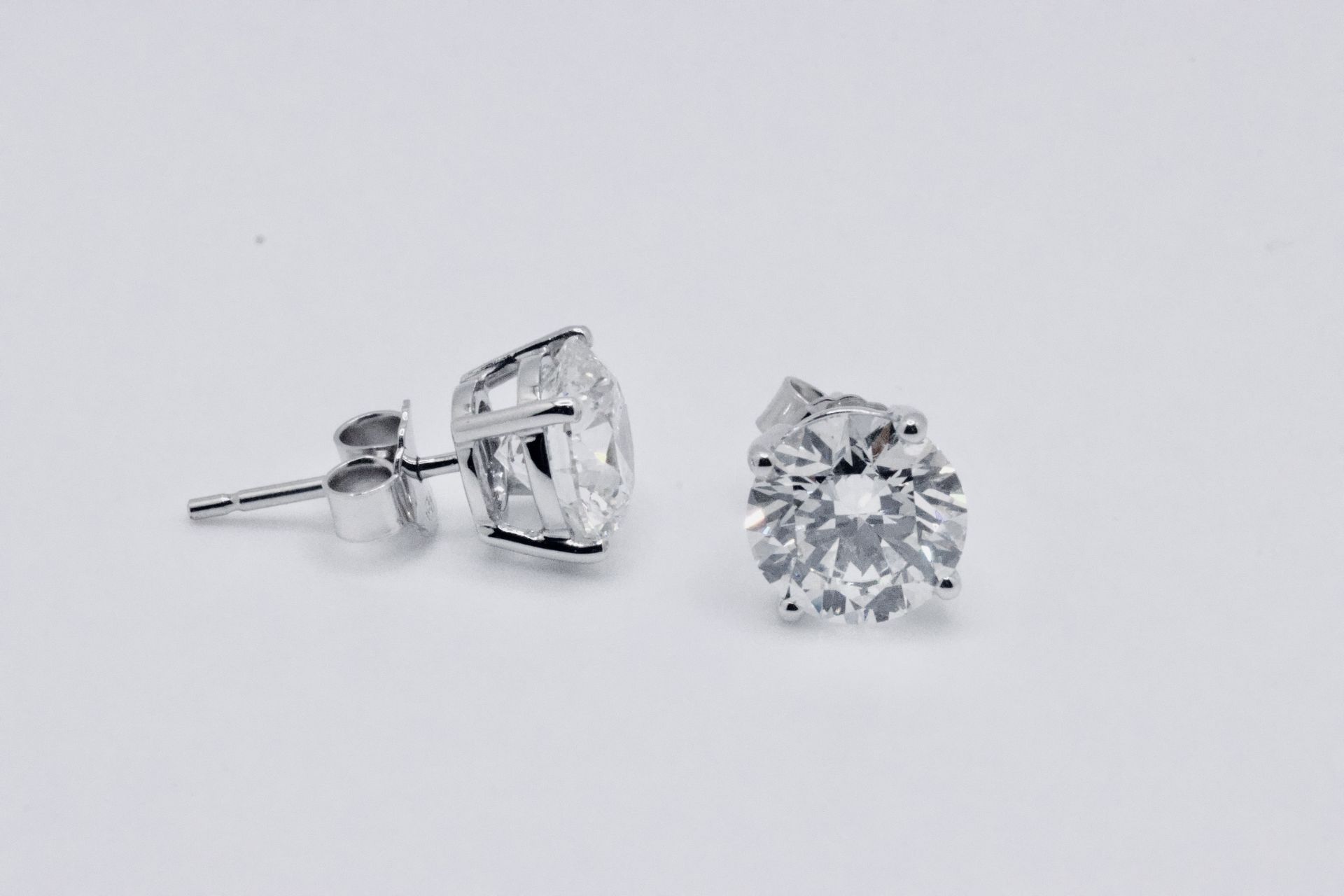 Round Brilliant Cut 5.00 Carat Diamond Earrings Set in 18kt White Gold - D Colour SI GIA - Bild 3 aus 5