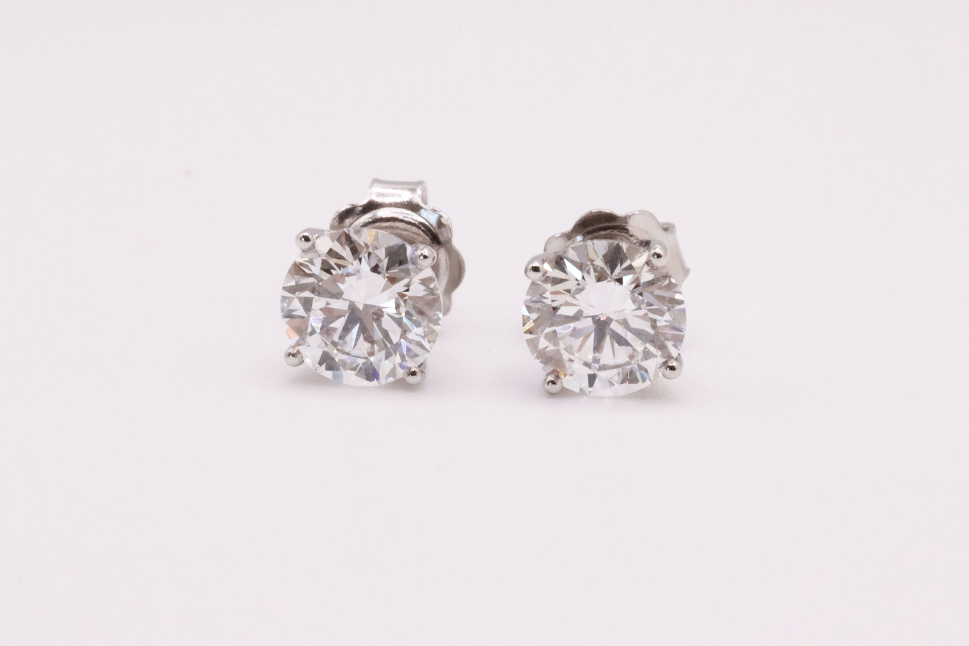 Round Brilliant Cut 2.00 Carat Diamond Earrings Set in 18kt White Gold - F Colour VVS2 Clarity - IGI - Bild 3 aus 5