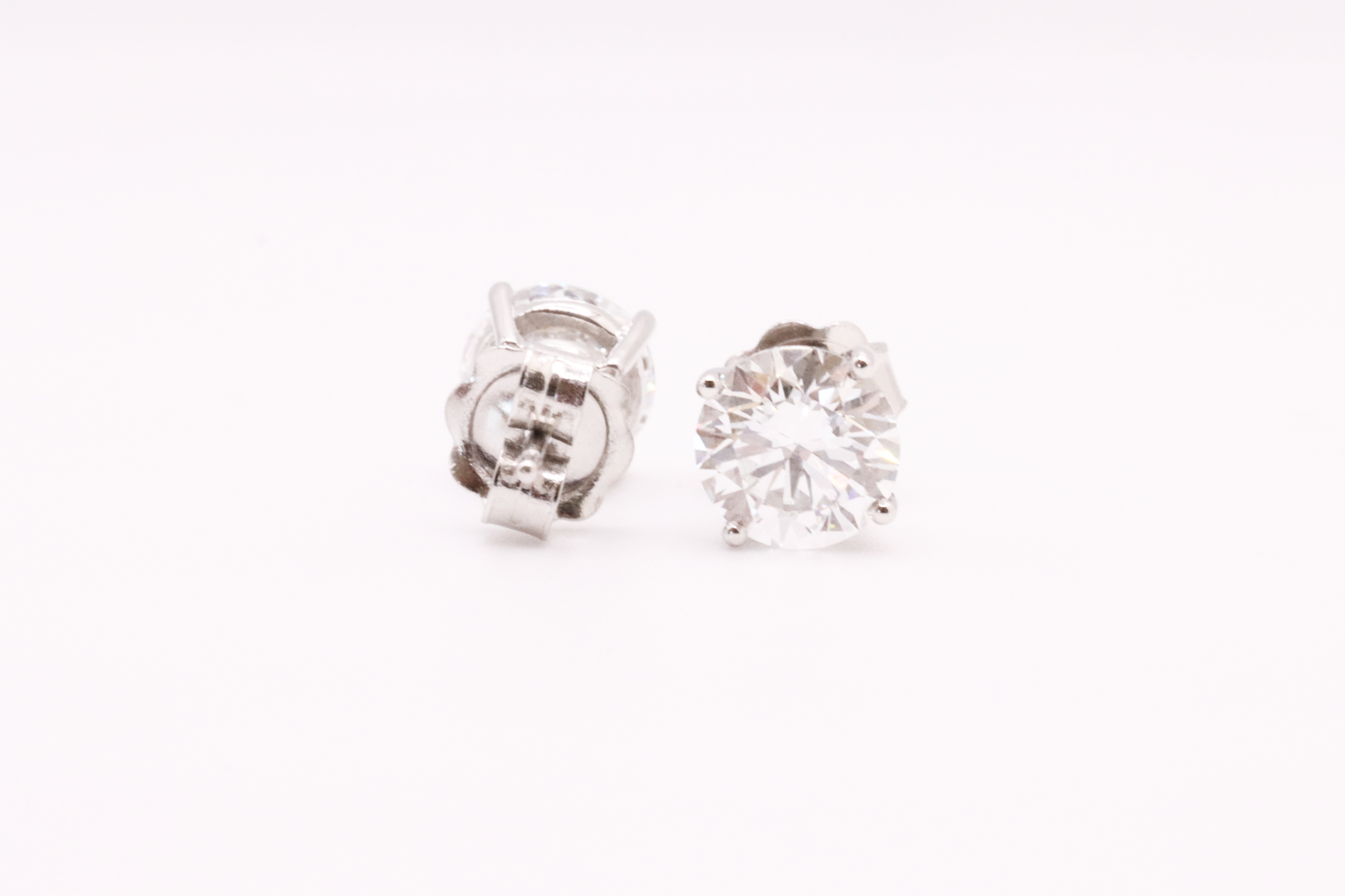 Round Brilliant Cut 2.00 Carat Diamond Earrings Set in 18kt White Gold - F Colour VVS2 Clarity - IGI - Bild 4 aus 5