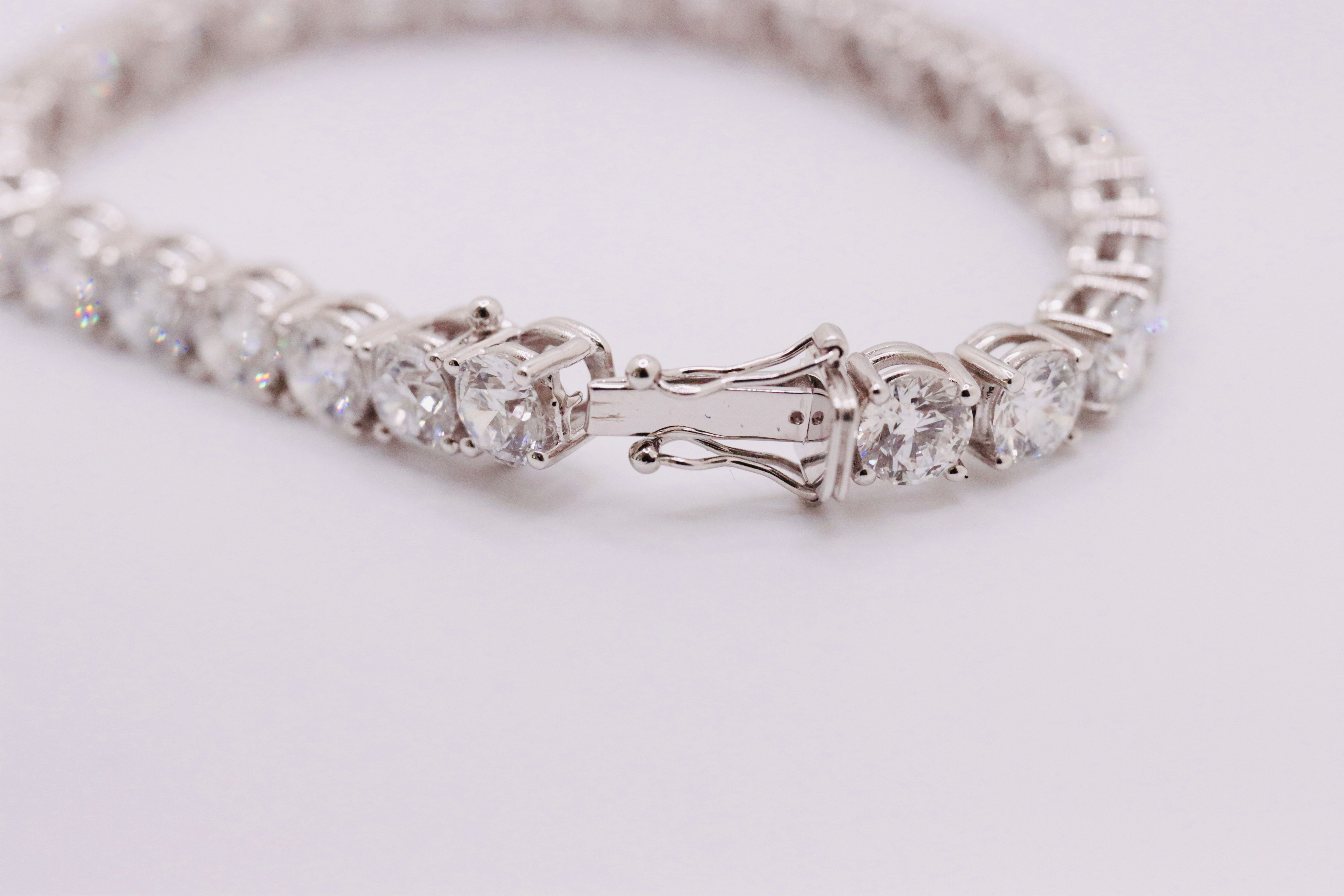 Round Brilliant Cut 23 Carat Diamond Tennis Bracelet G Colour VS Clarity - 18Kt White Gold - IGI - Image 4 of 7