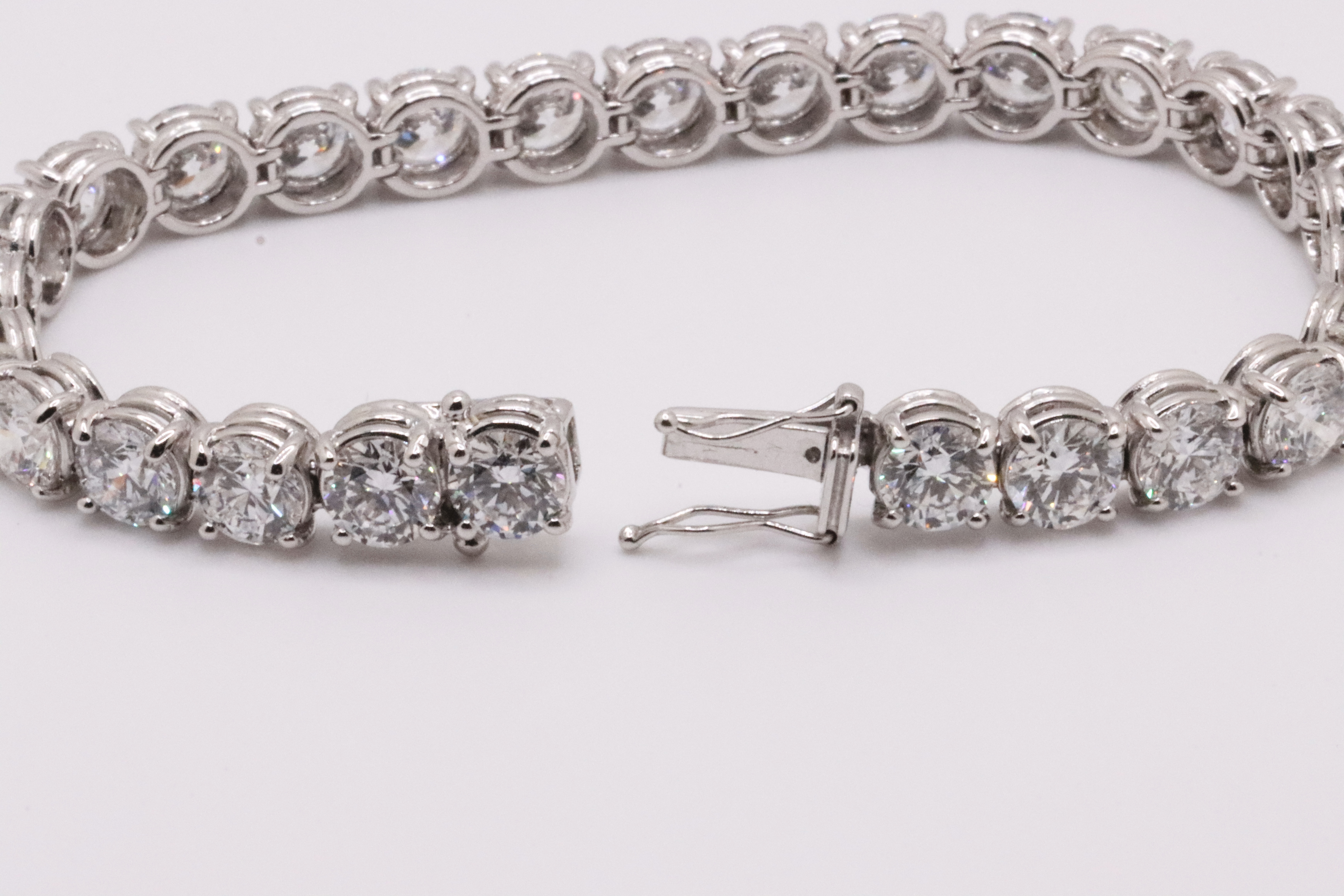 Round Brilliant Cut 21 Carat Diamond Tennis Bracelet F Colour SI Clarity - 18Kt White Gold - IGI - Image 4 of 6