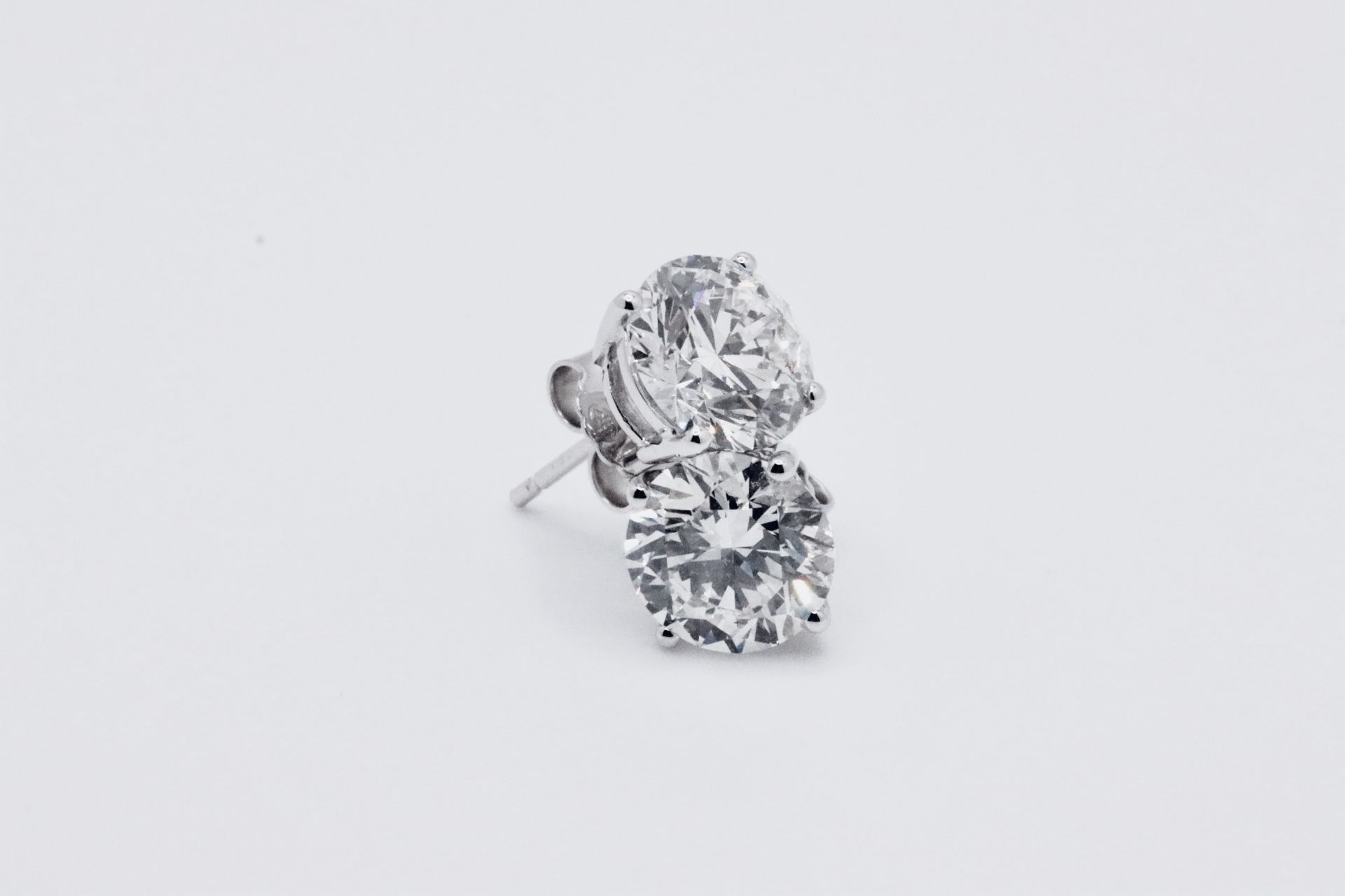 Round Brilliant Cut 5.00 Carat Diamond Earrings Set in 18kt White Gold - D Colour SI GIA - Bild 2 aus 5