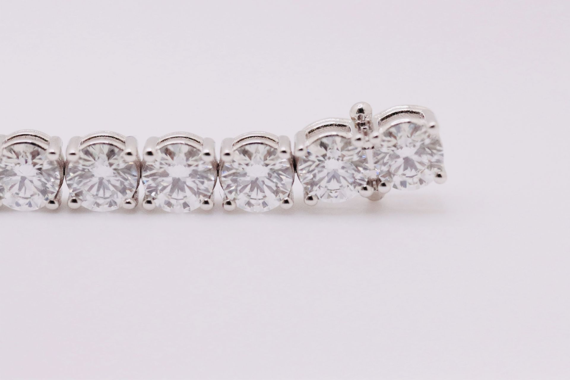 Round Brilliant Cut 23 Carat Diamond Tennis Bracelet D Colour VVS Clarity - 18Kt White Gold - IGI - Image 5 of 8