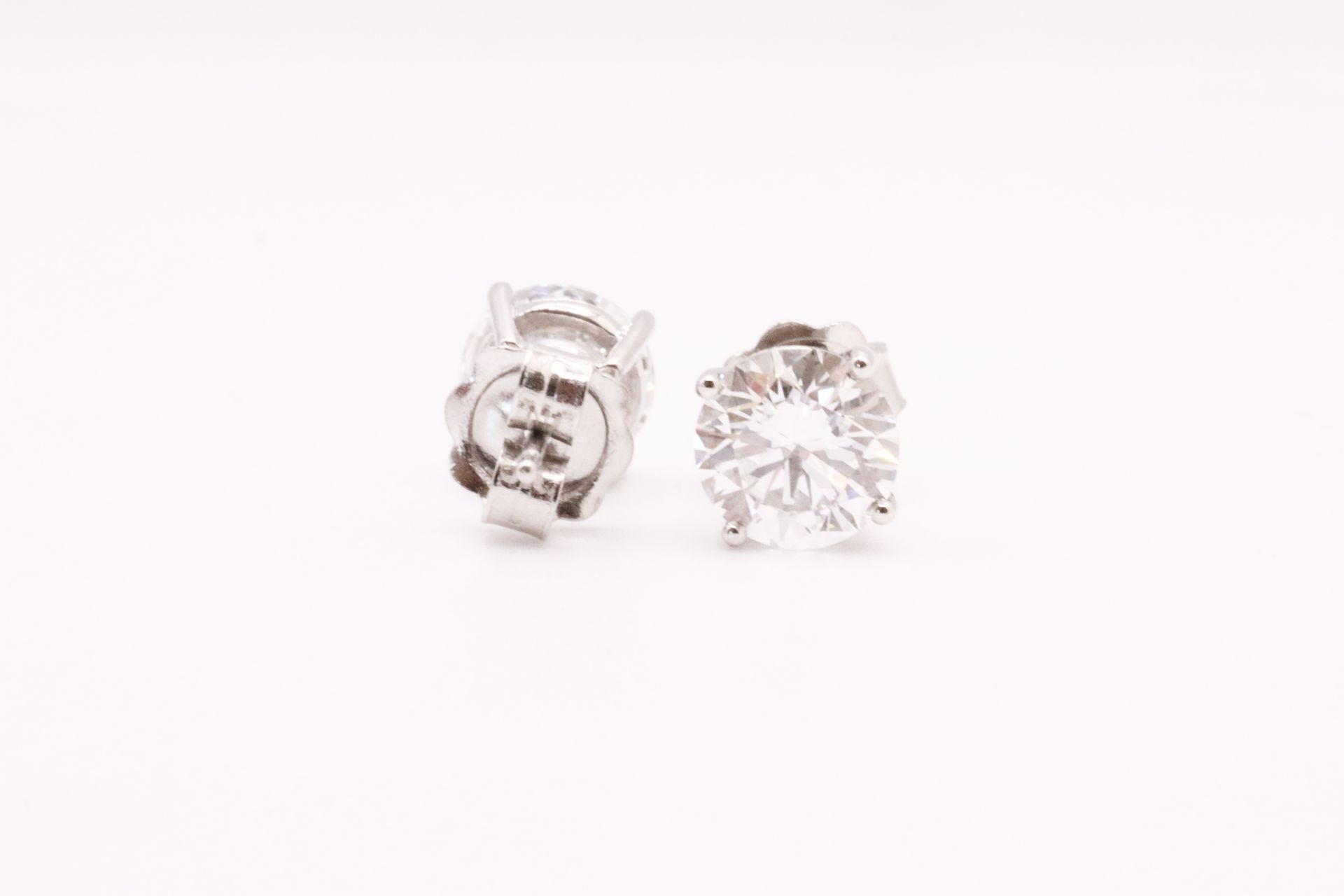 Round Brilliant Cut 3.00 Carat Natural Diamond Earrings 18kt White Gold - Colour E - VS Clarity- GIA - Image 2 of 6