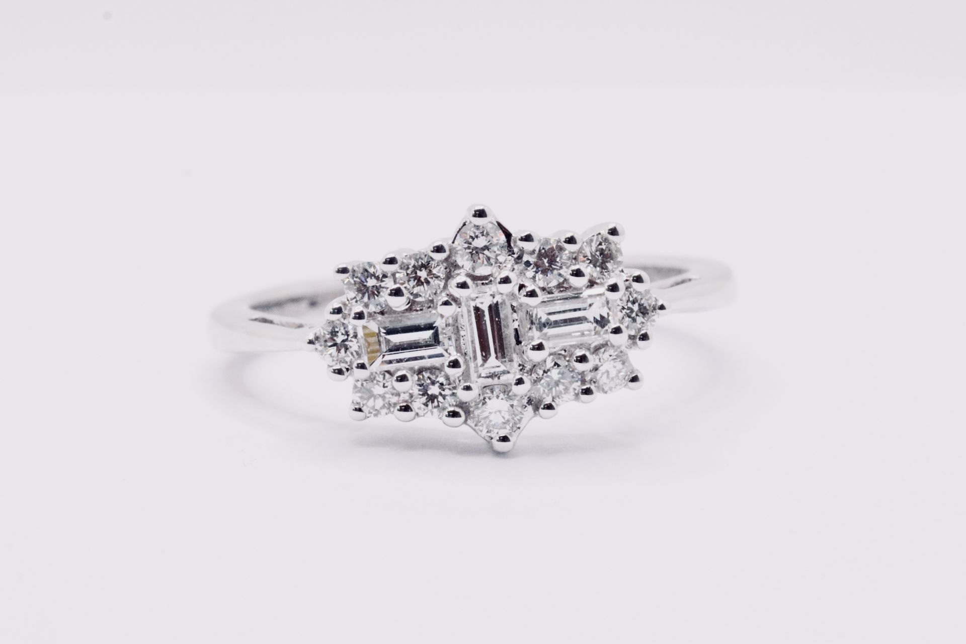 Round Brilliant Cut Baguette Cut 1.00 Natural Diamond 18ct White Gold Cluster Ring F/G Clarity SI - Bild 4 aus 7