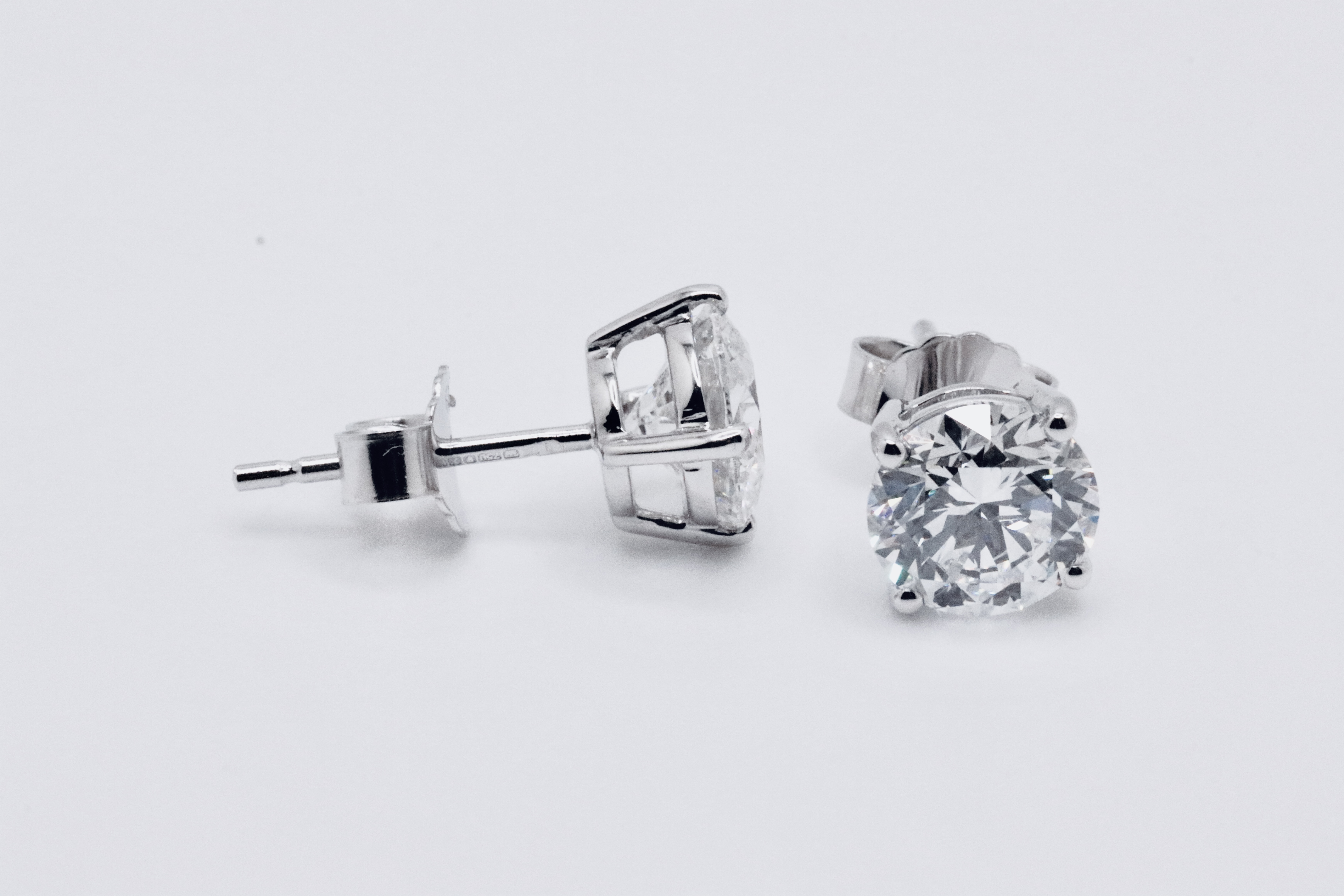 Round Brilliant Cut 1.50 Carat Diamond 18kt White Gold Earrings- E Colour VS Clarity IGI - Image 5 of 6