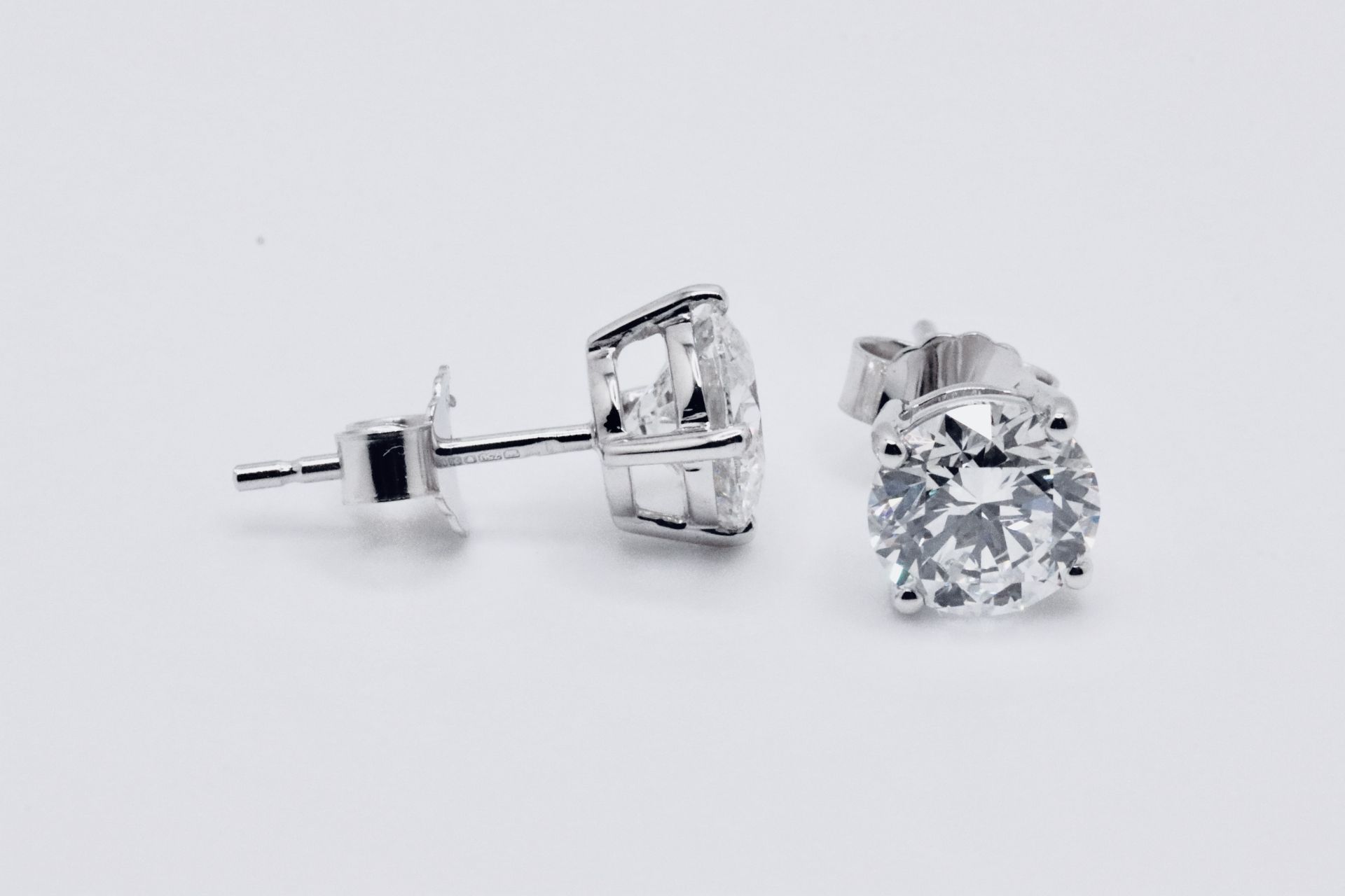 Round Brilliant Cut 1.50 Carat Diamond 18kt White Gold Earrings- E Colour VS Clarity IGI - Image 5 of 6