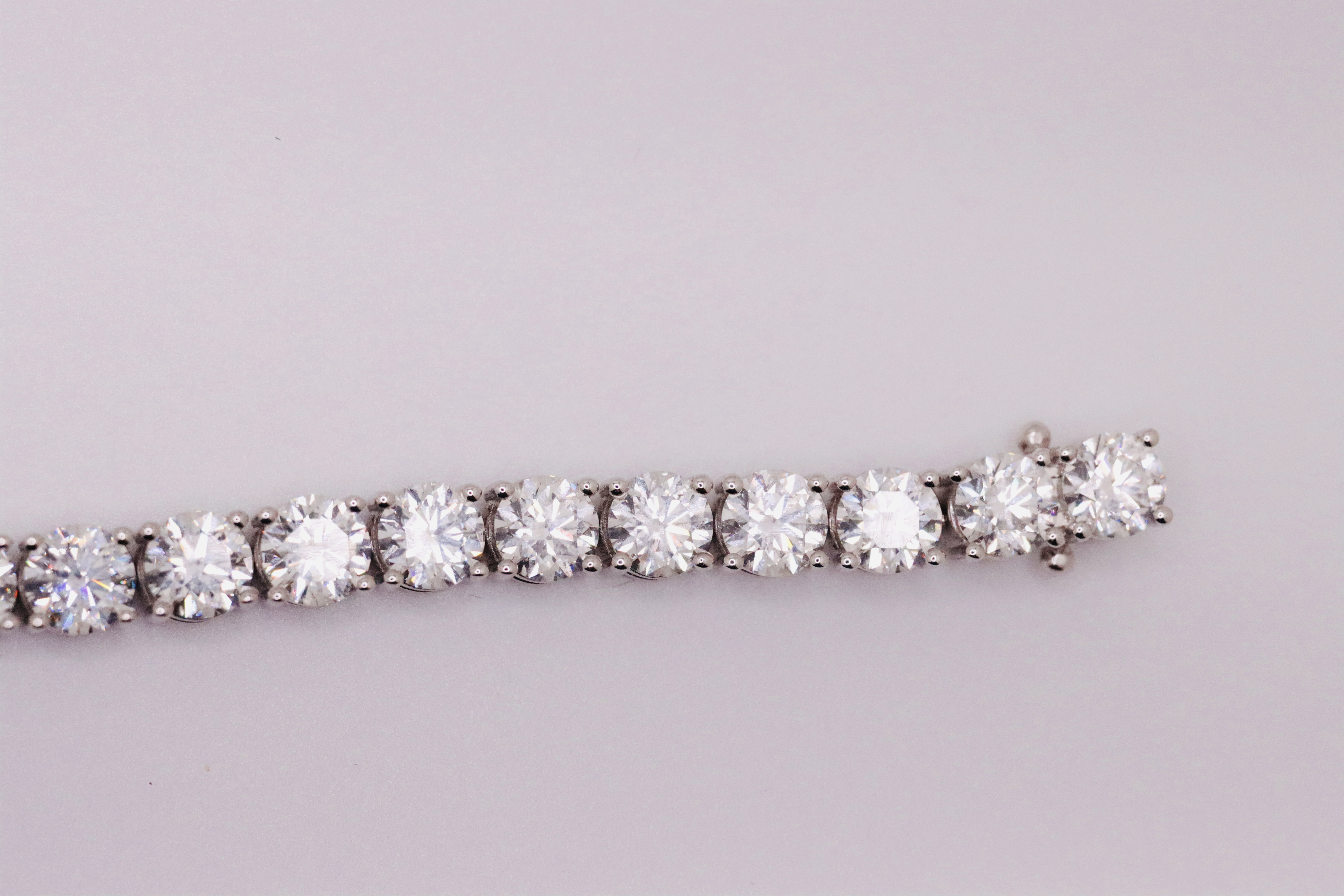 Round Brilliant Cut 21 Carat Diamond Tennis Bracelet D Colour VVS Clarity - 18Kt White Gold - IGI - Image 8 of 9