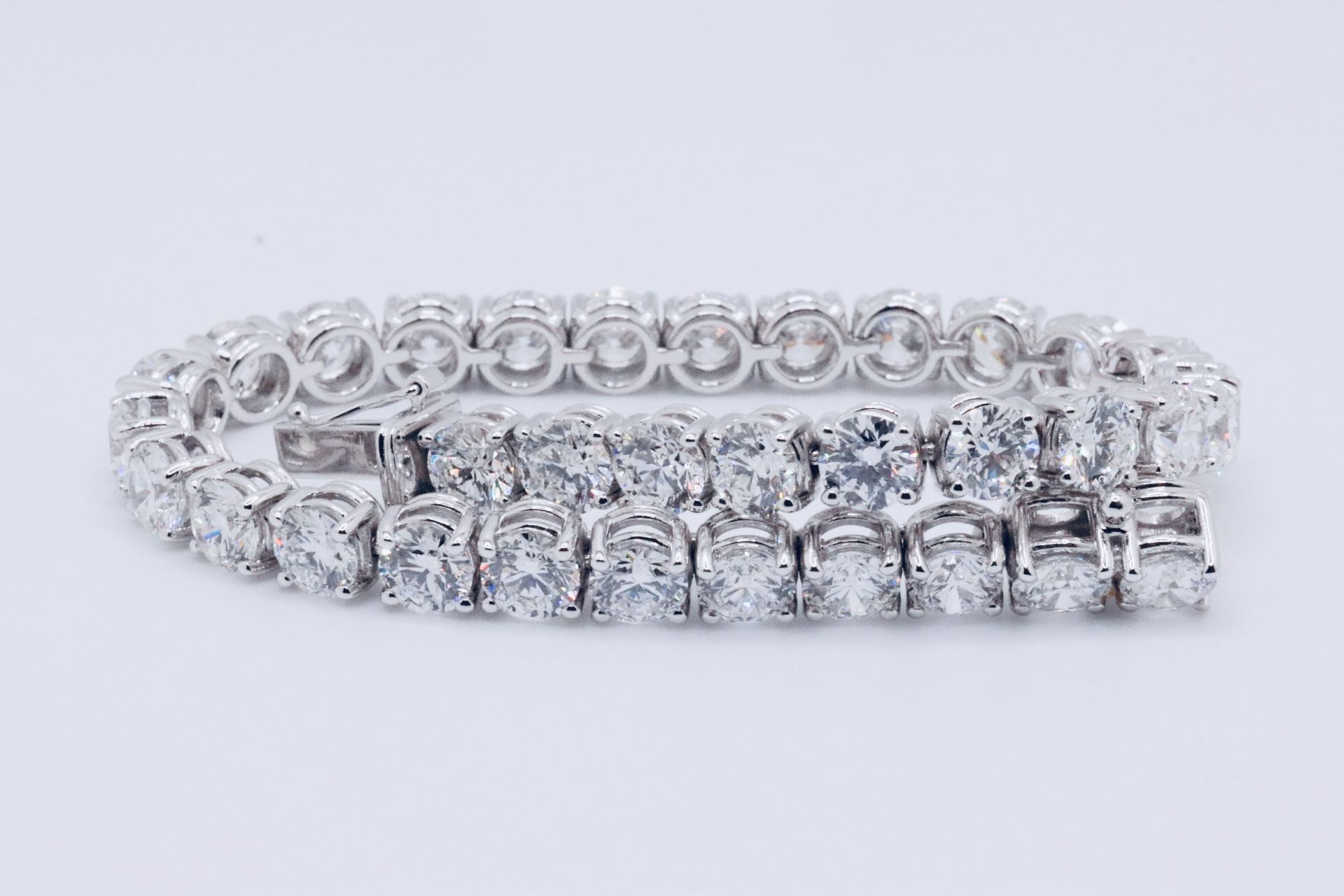 Round Brilliant Cut 18 Carat Diamond Tennis Bracelet F Colour VS Clarity - 18Kt White Gold - IGI - Image 3 of 13