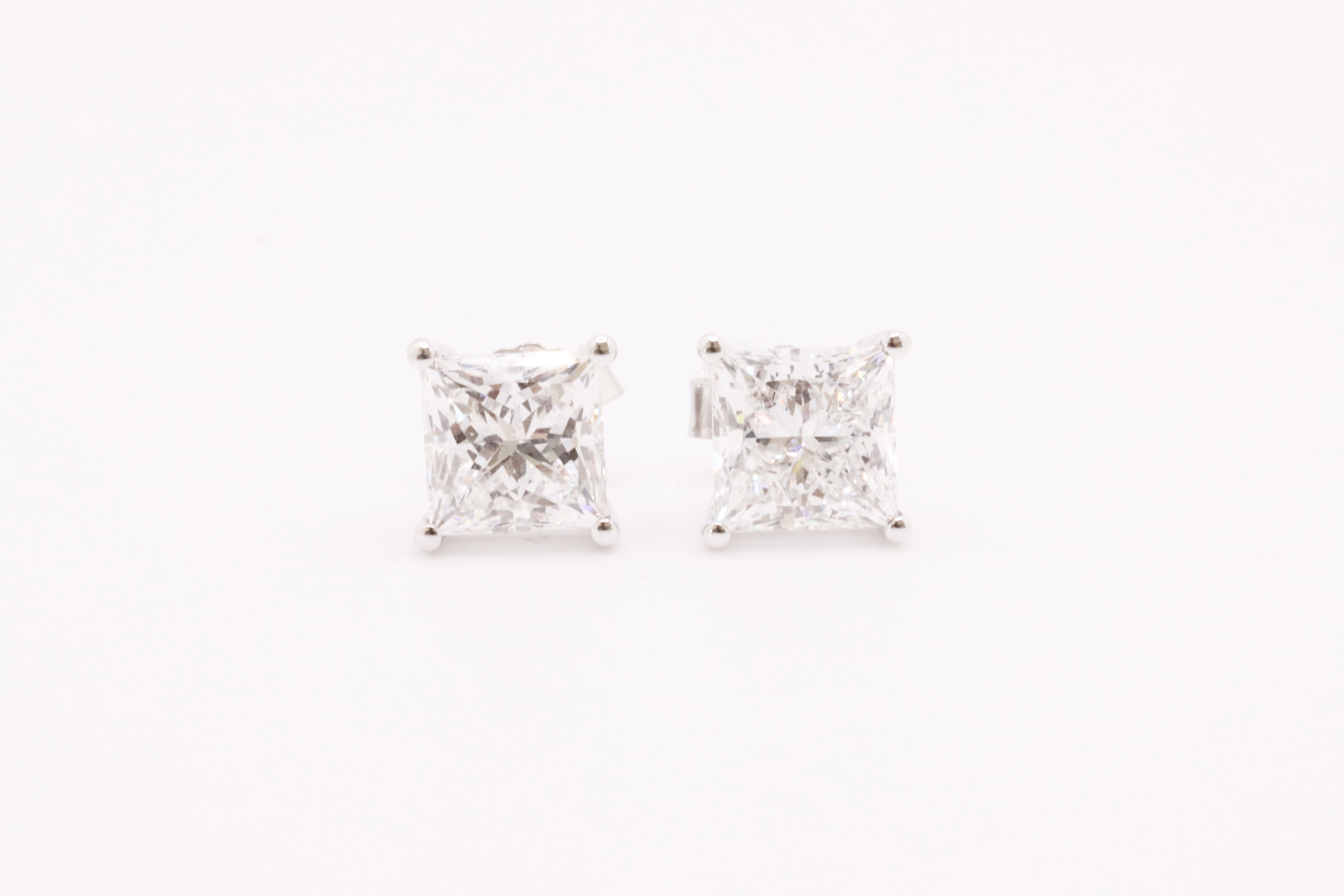 Princess Cut 5.00 Carat Diamond Earrings Set in 18kt White Gold - F Colour VS Clarity - Image 3 of 5