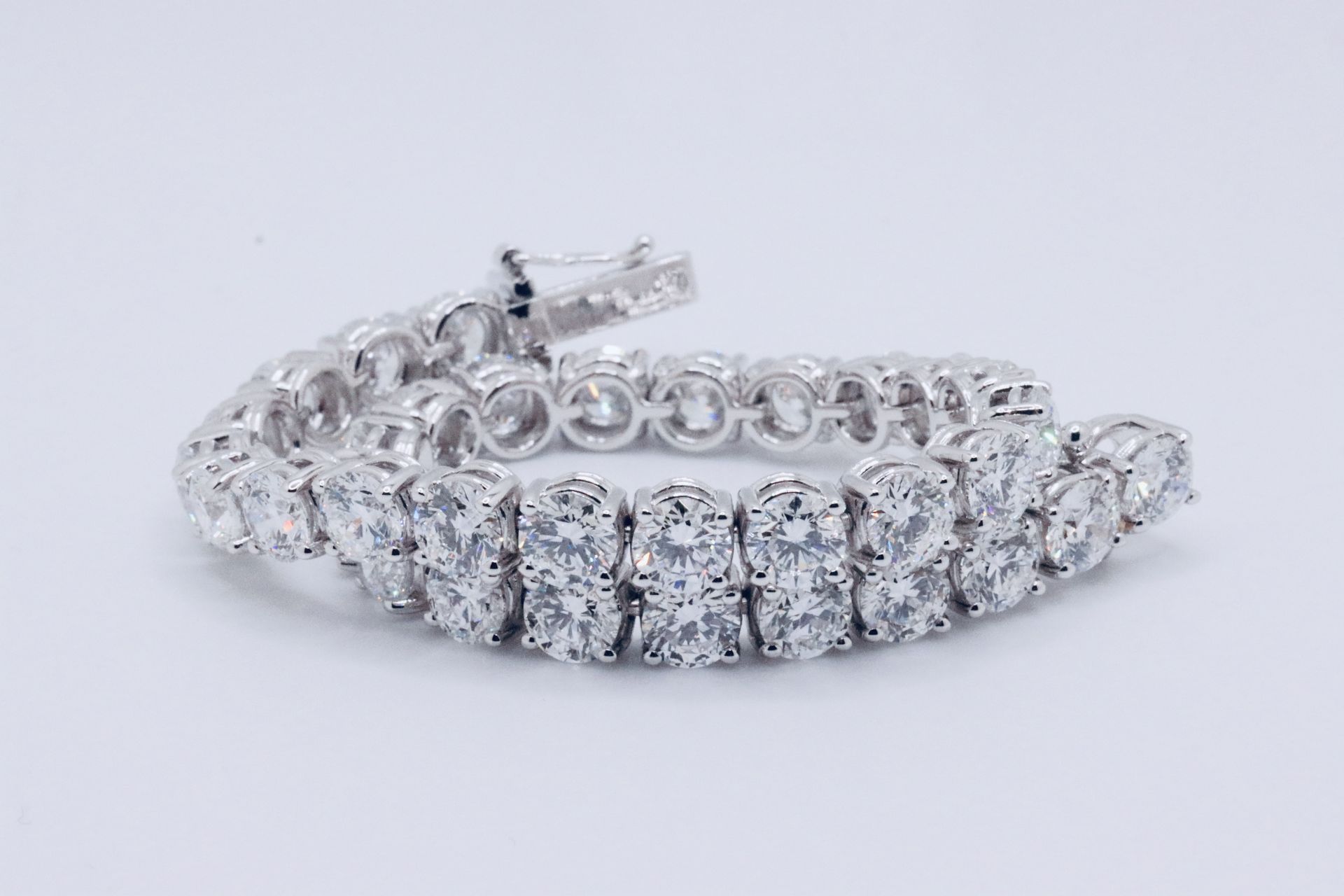 Round Brilliant Cut 18 Carat Diamond Tennis Bracelet F Colour VS Clarity - 18Kt White Gold - IGI - Image 5 of 13