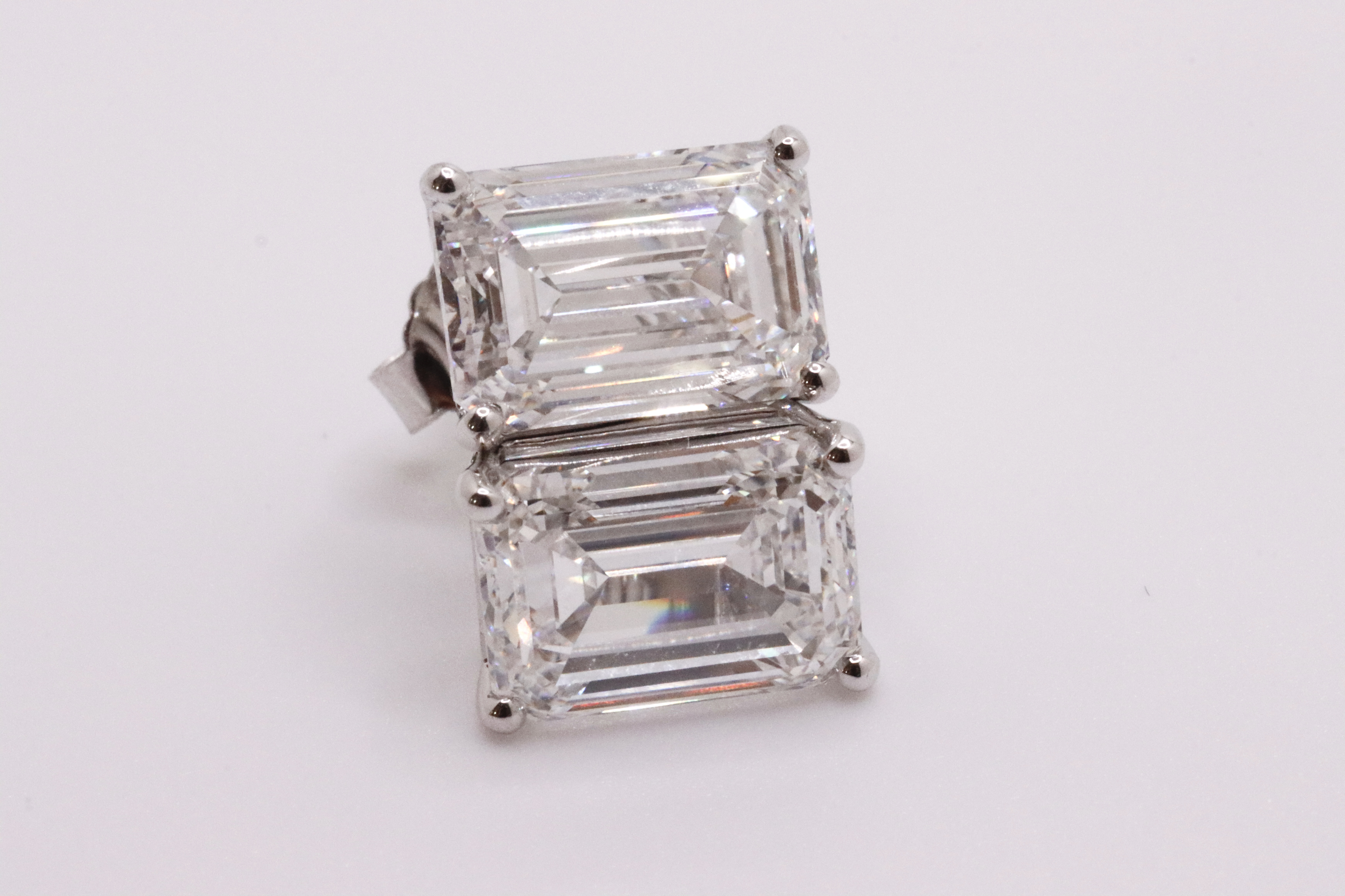 Emerald Cut Cut 12.00 Carat Diamond 18kt White Gold Earrings- D Colour VVS Clarity IGI - Image 2 of 5