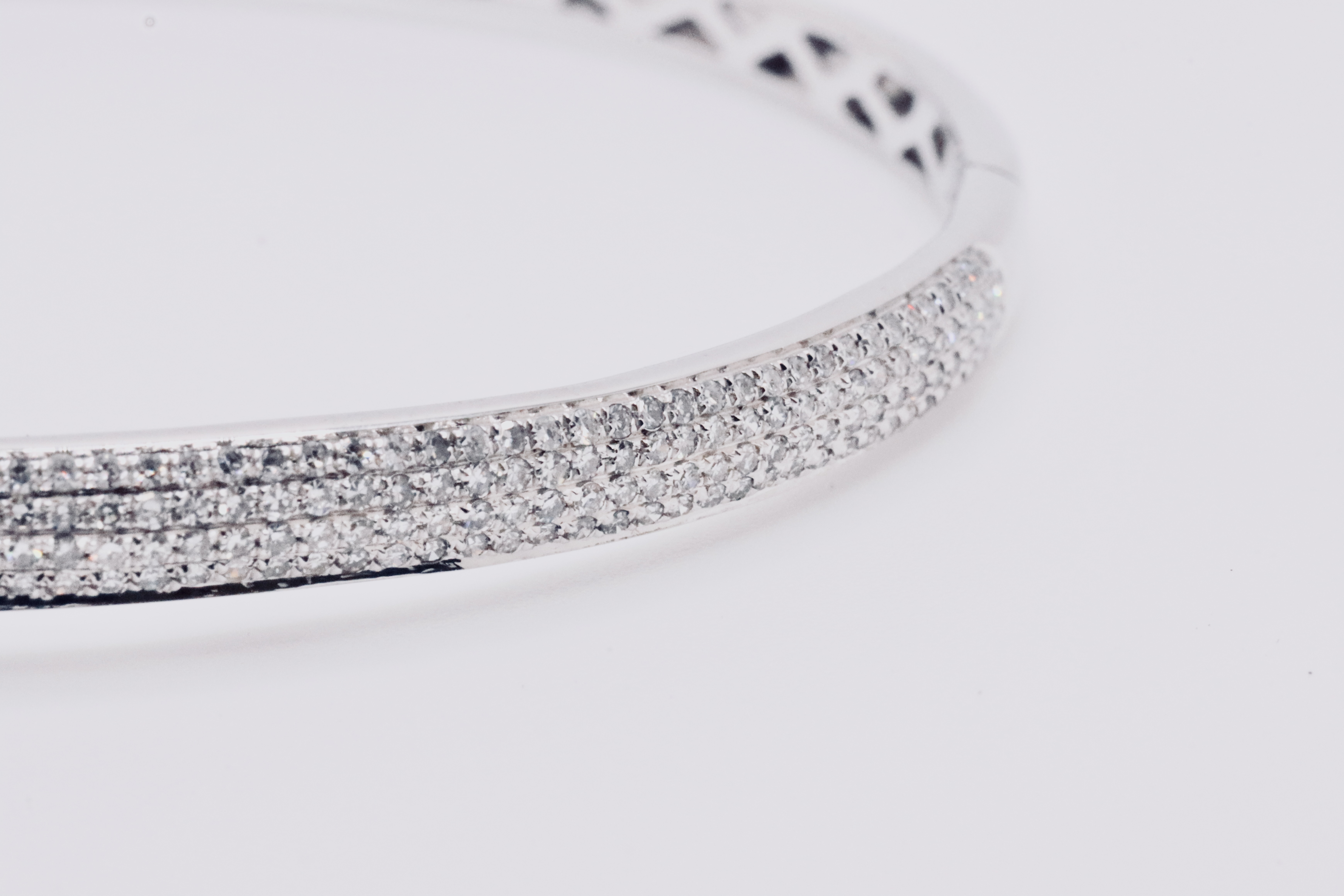 Round Brilliant Cut Pave 1.20 Carat Natural Diamond 9ct White Gold Bangle - G/H Color - SI Clarity - Image 4 of 12