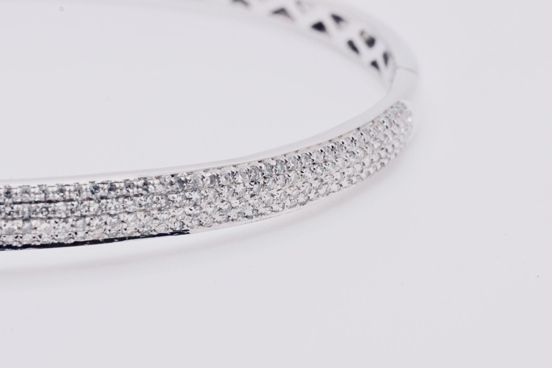 Round Brilliant Cut Pave 1.20 Carat Natural Diamond 9ct White Gold Bangle - G/H Color - SI Clarity - Bild 4 aus 12