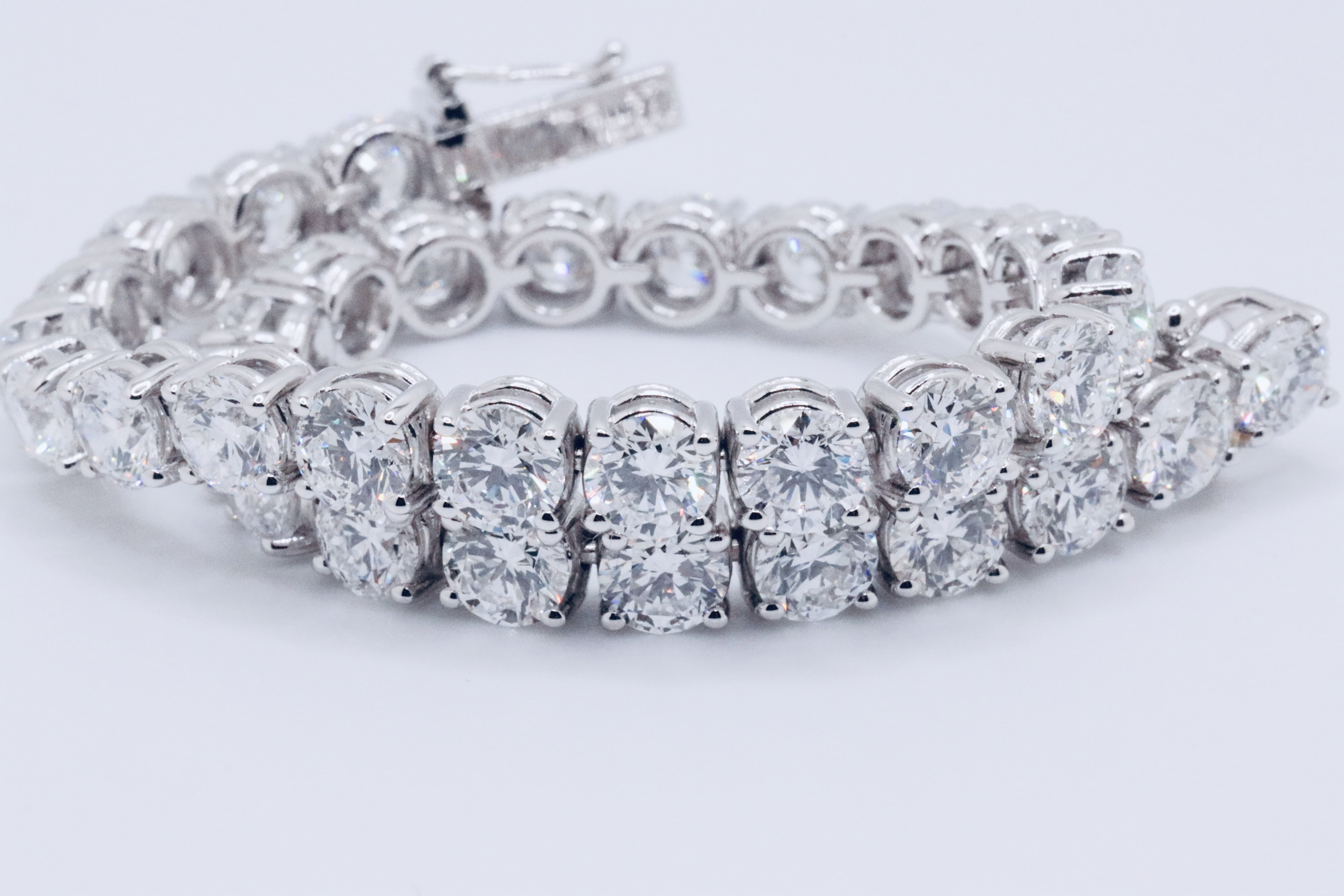 Round Brilliant Cut 18 Carat Diamond Tennis Bracelet F Colour VS Clarity - 18Kt White Gold - IGI - Image 2 of 13
