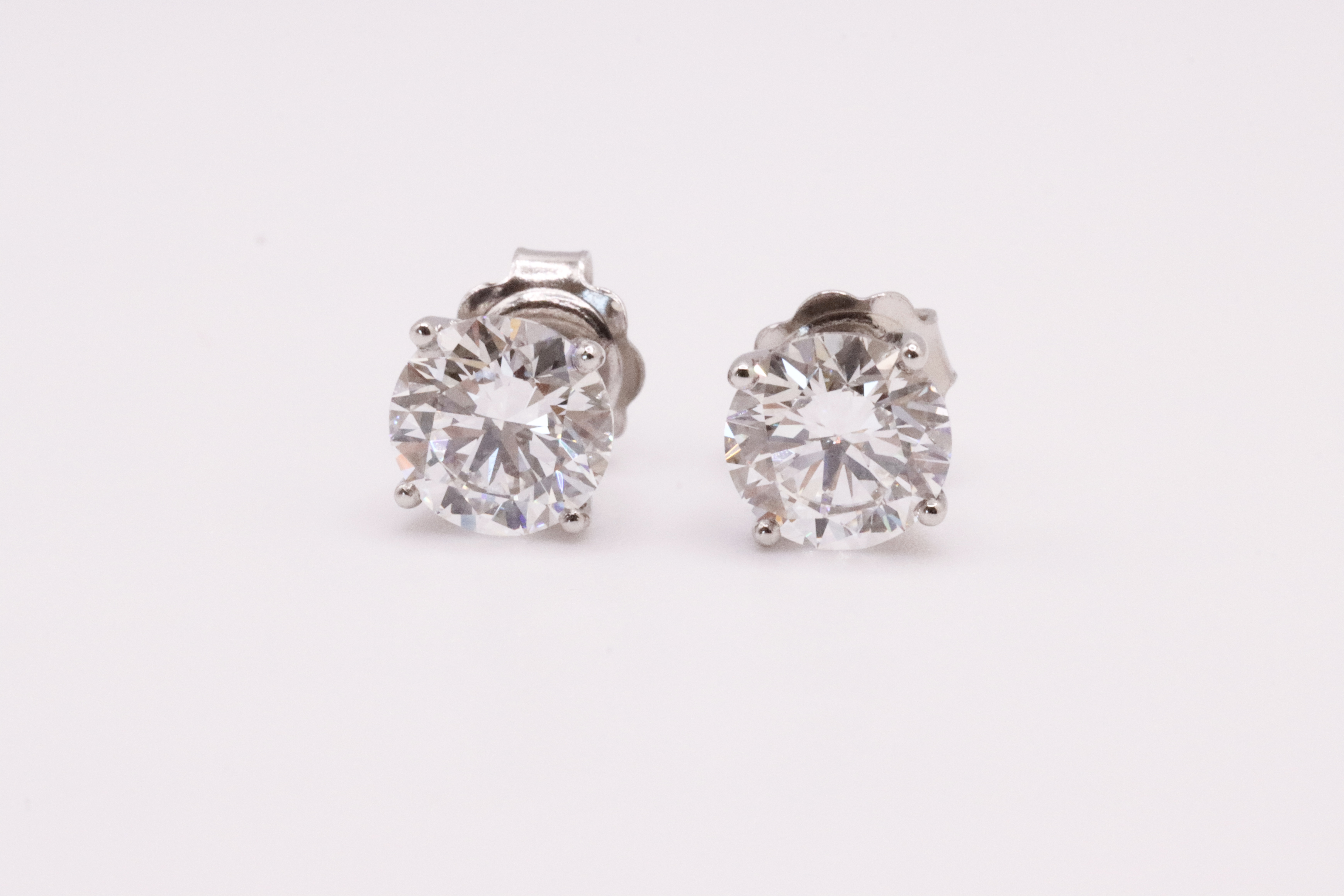 Round Brilliant Cut 3.00 Carat Natural Diamond Earrings 18kt White Gold - Colour E - VS Clarity- GIA - Image 4 of 6