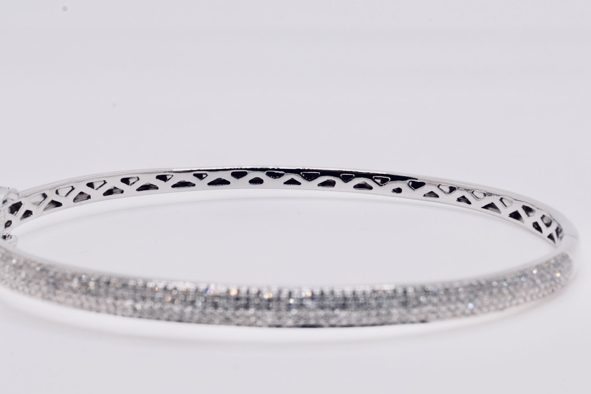 Round Brilliant Cut Pave 1.20 Carat Natural Diamond 9ct White Gold Bangle - G/H Color - SI Clarity - Image 6 of 12