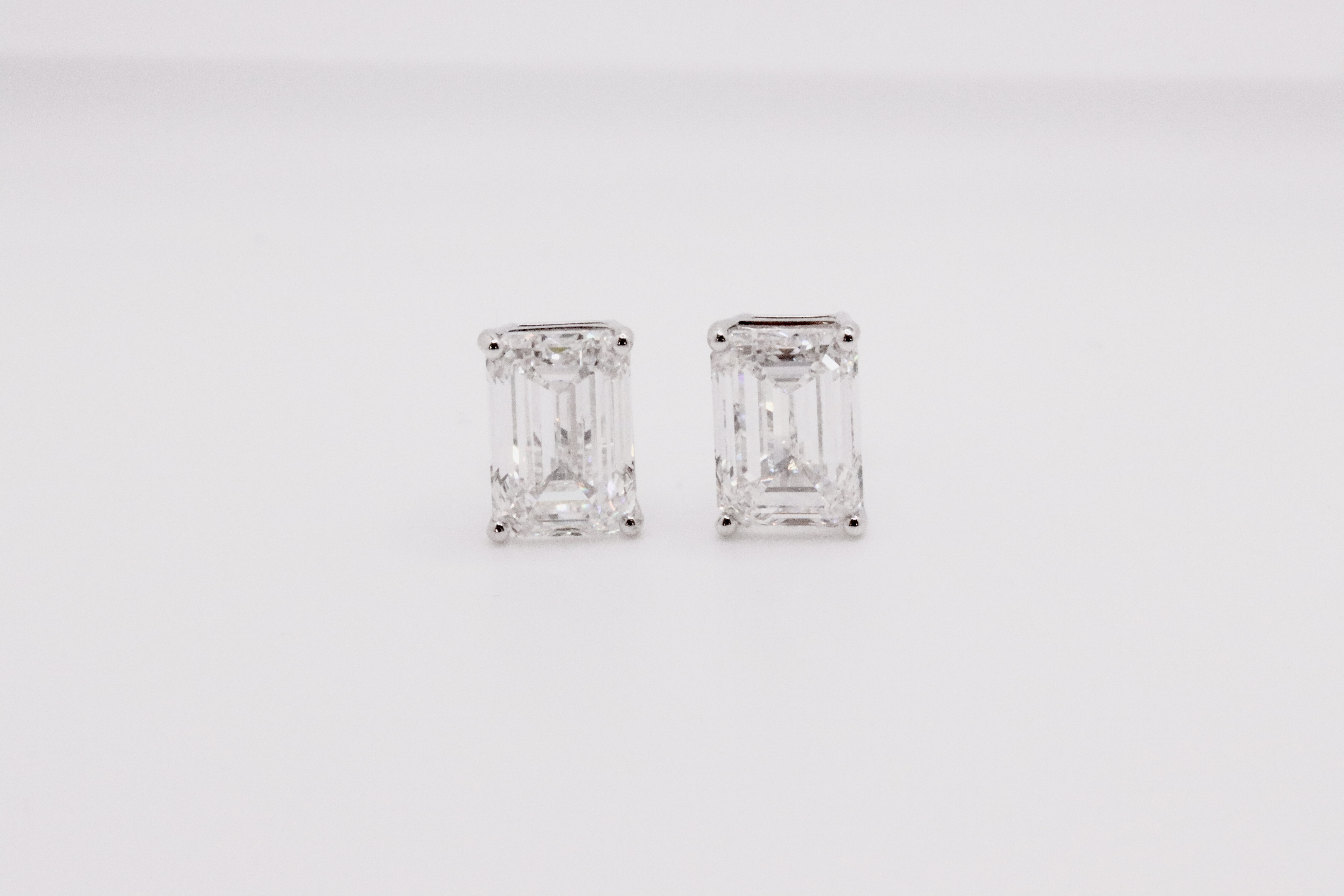 Emerald Cut 2.00 Carat Natural Diamond Earrings 18kt White Gold - Colour F - VS Clarity- GIA - Image 3 of 4