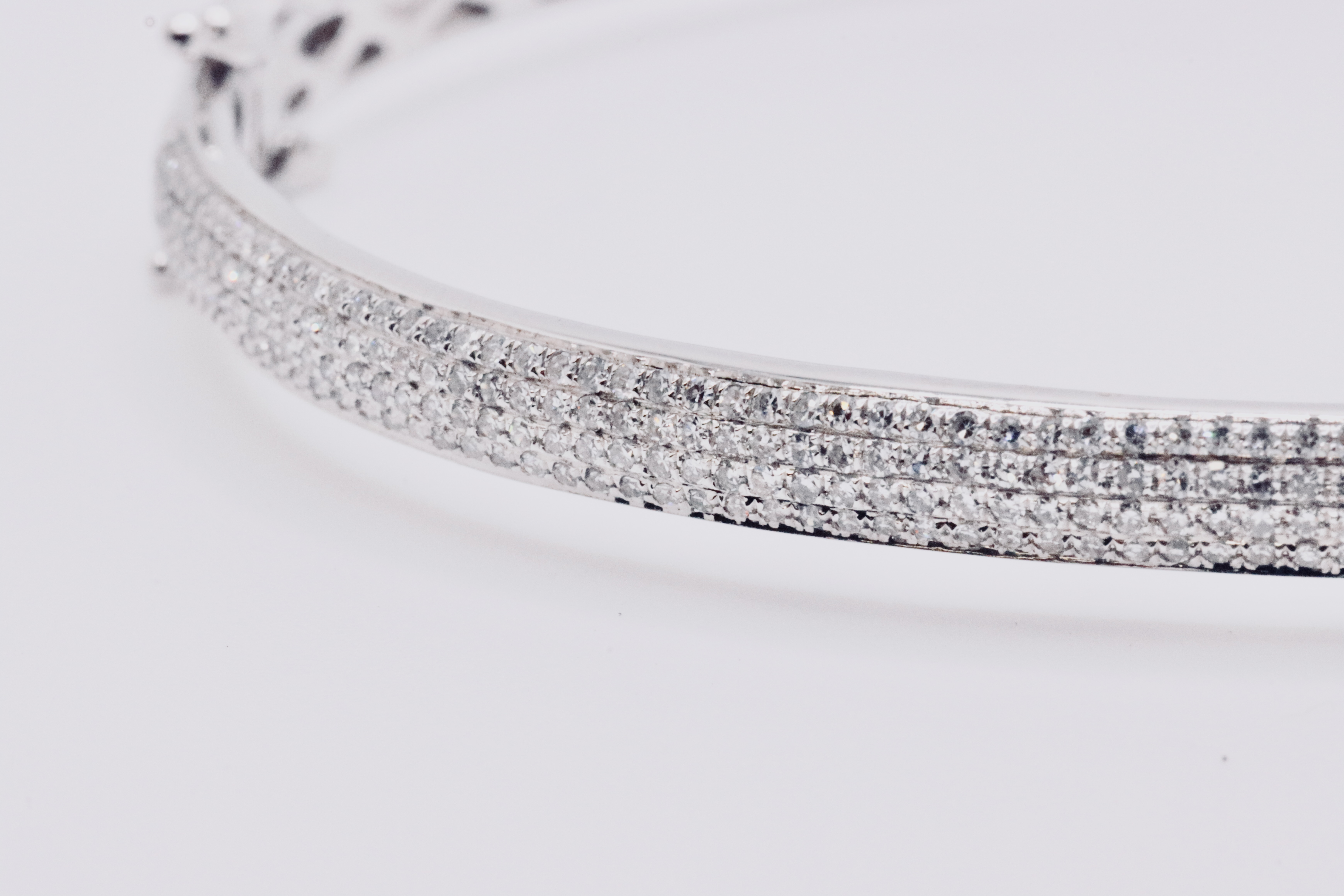 Round Brilliant Cut Pave 1.20 Carat Natural Diamond 9ct White Gold Bangle - G/H Color - SI Clarity - Image 3 of 12