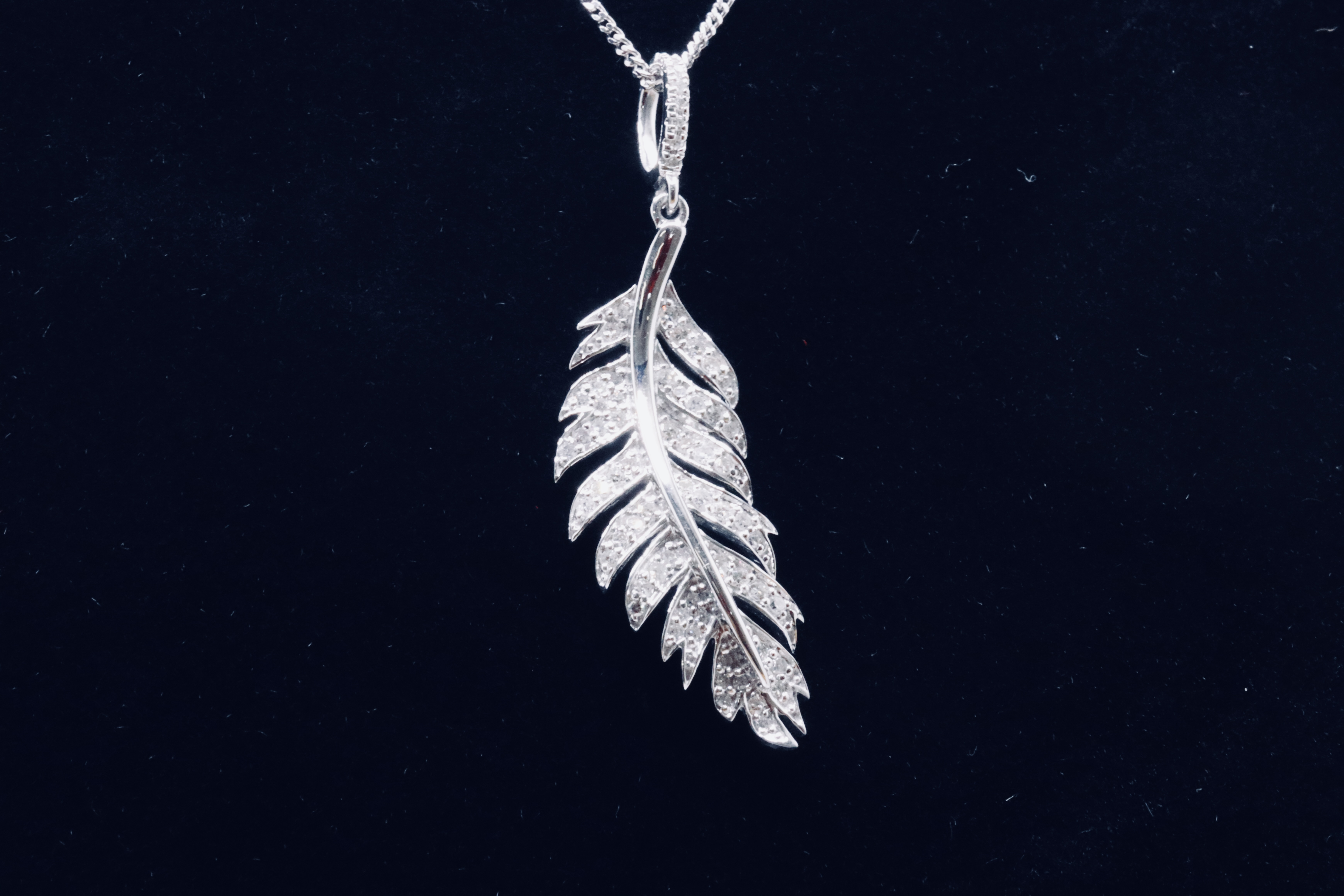 Round Brilliant Cut 0.50 Natural Diamond 9ct White Gold Feather Pendant F/G Colour Clarity SI - Image 2 of 10