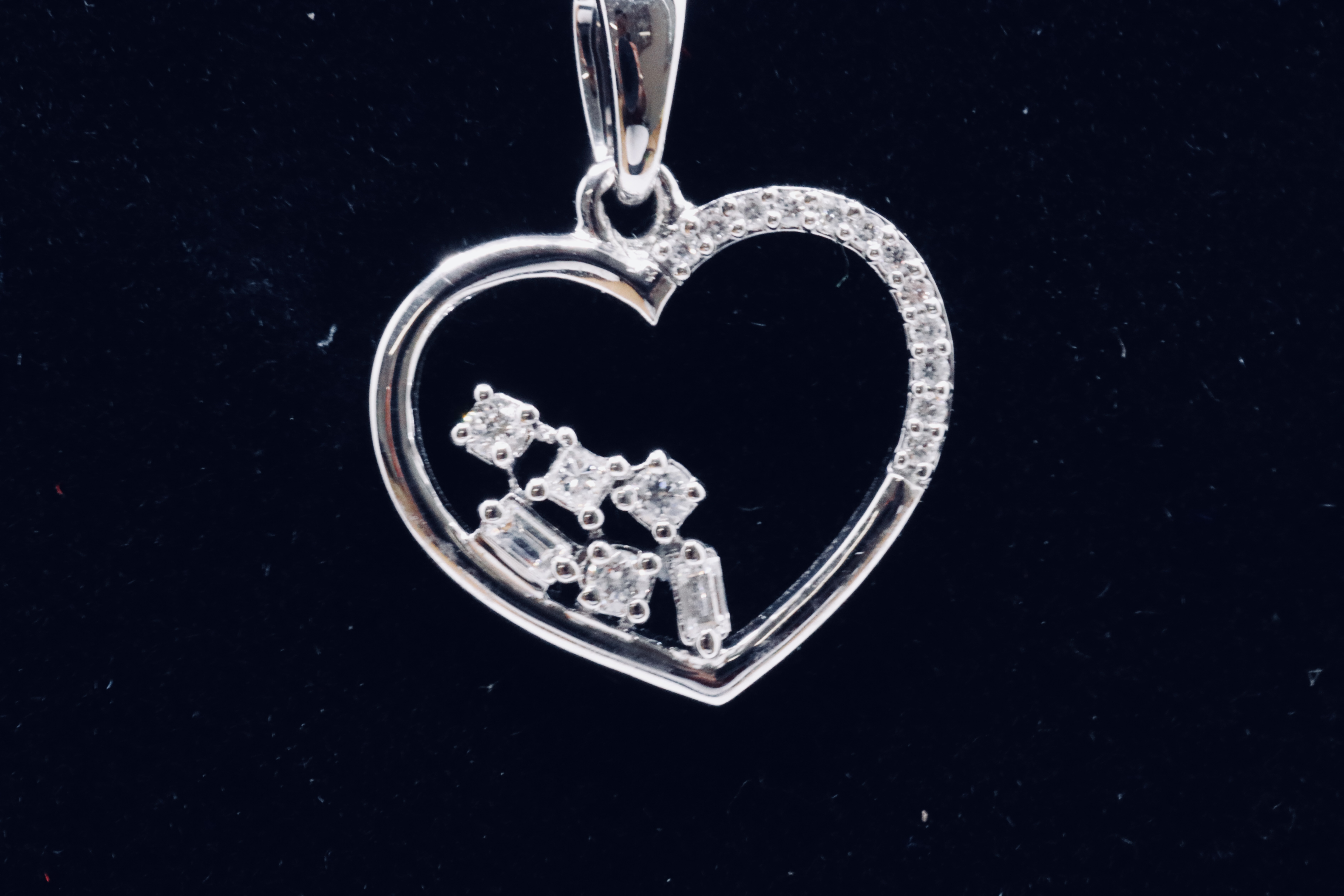 Round Brilliant Cut Natural Diamond 0.10 Carat 9ct White Gold Heart Pendant G/H Colour Clarity SI - Image 5 of 6