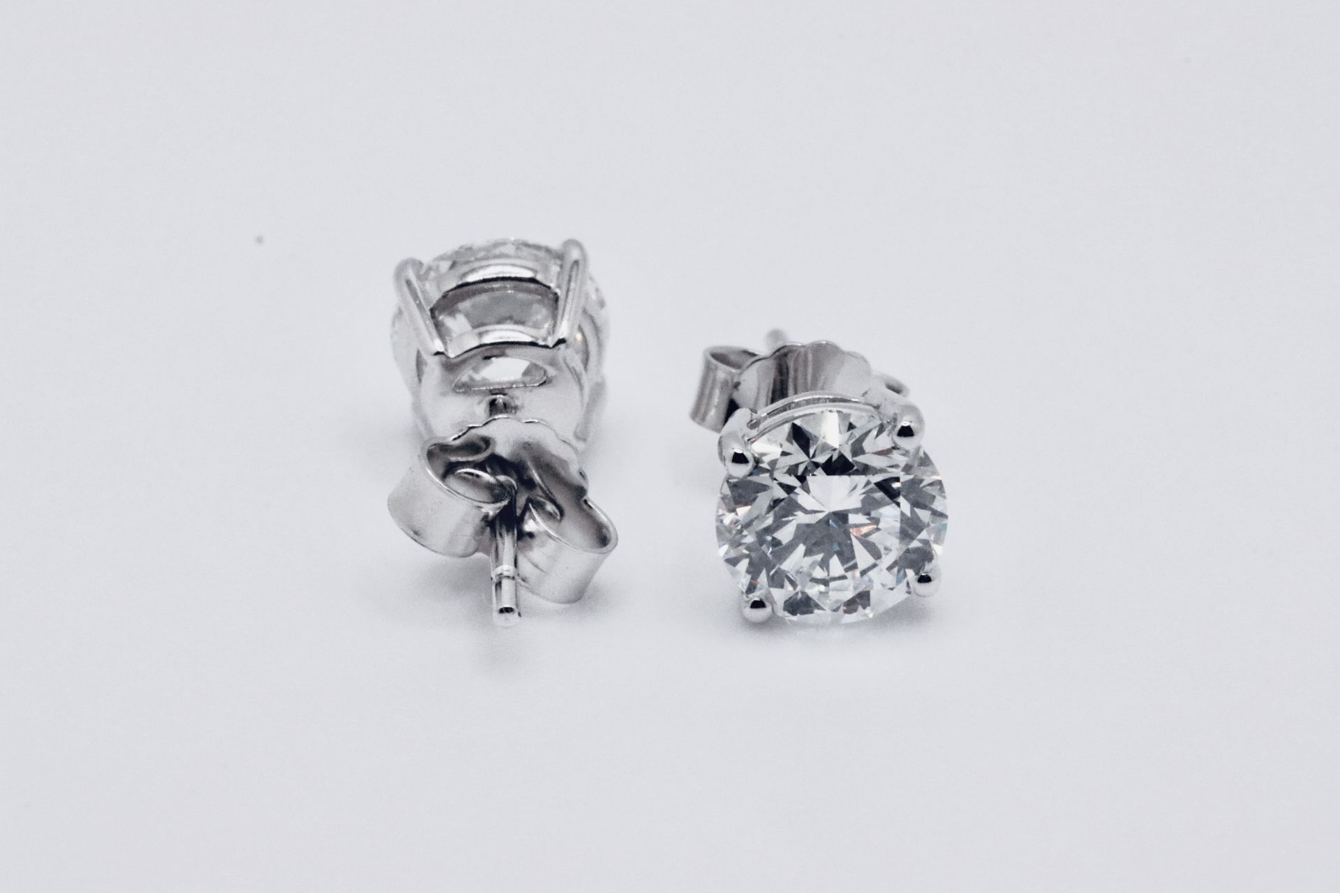 Round Brilliant Cut 1.50 Carat Diamond 18kt White Gold Earrings- E Colour VS Clarity IGI - Image 4 of 6