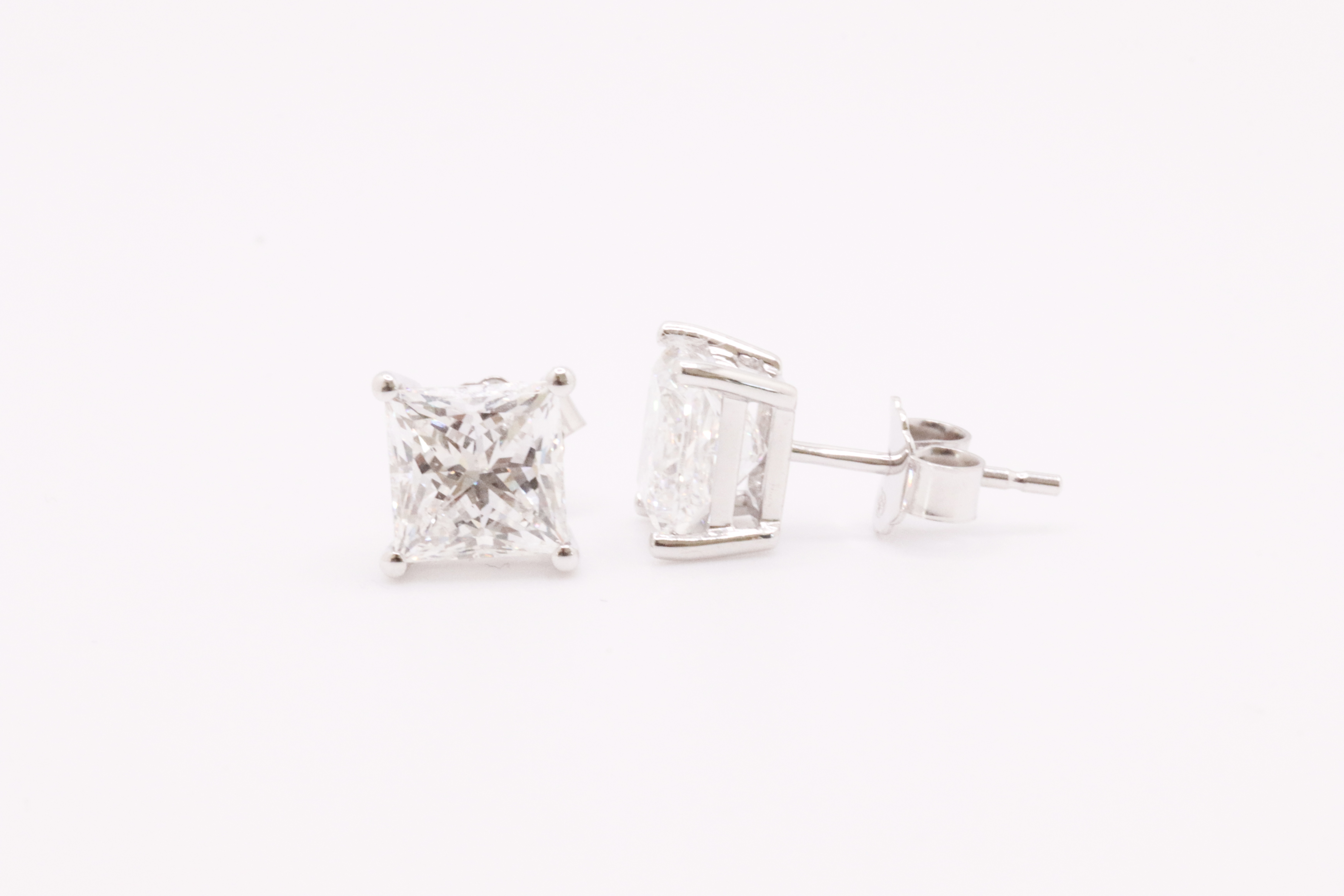 Princess Cut 4.00 Carat Diamond Earrings Set in 18kt White Gold - E Colour VVS Clarity - IGI - Image 3 of 5