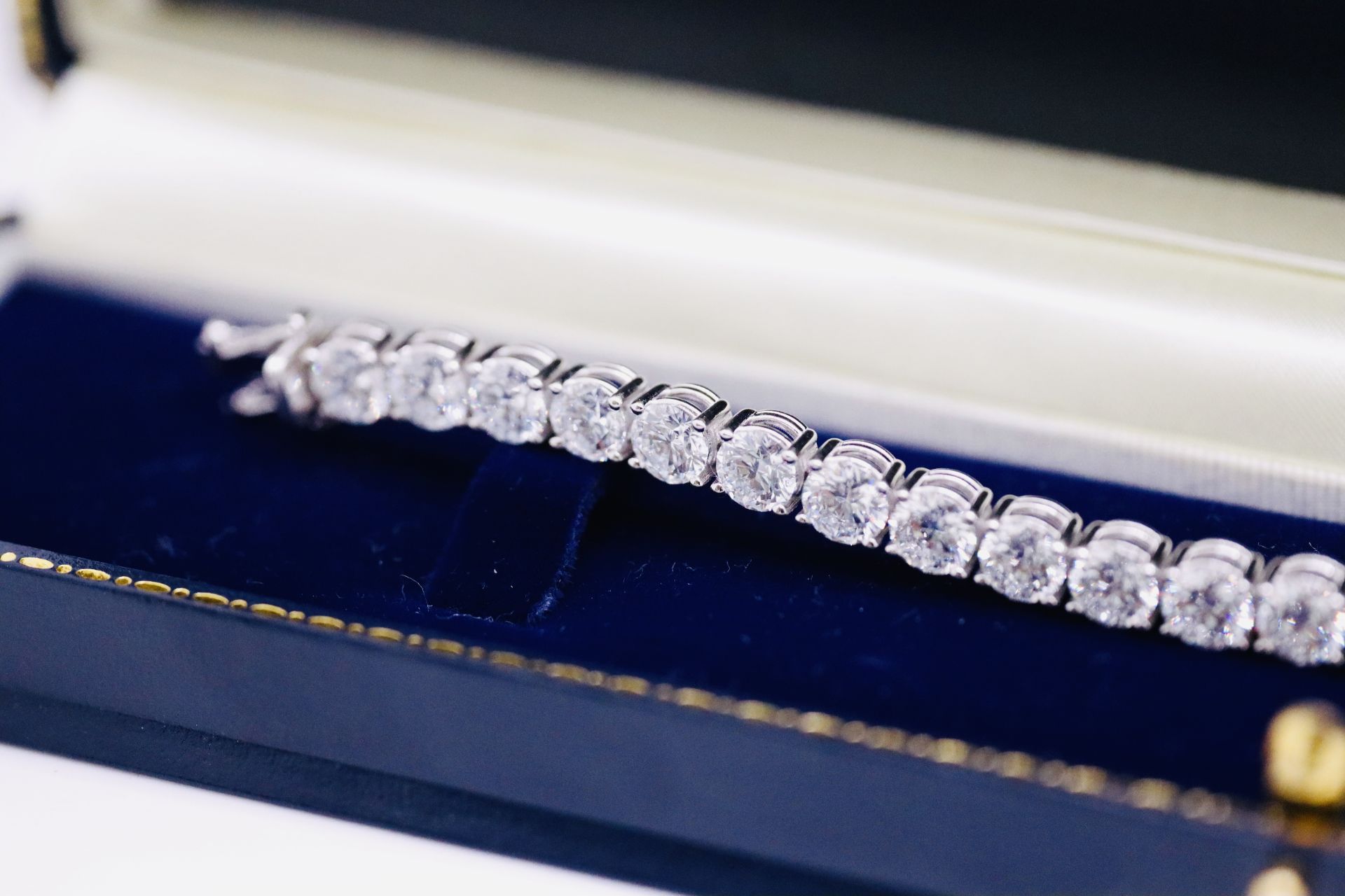 Round Brilliant Cut 23 Carat Diamond Tennis Bracelet G Colour VS Clarity - 18Kt White Gold - IGI - Image 6 of 7