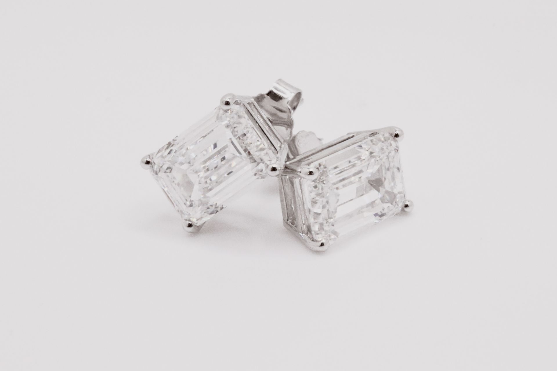 Emerald Cut 4.00 Carat Natural Diamond Earrings 18kt White Gold - Colour G - SI Clarity- GIA - Image 3 of 4