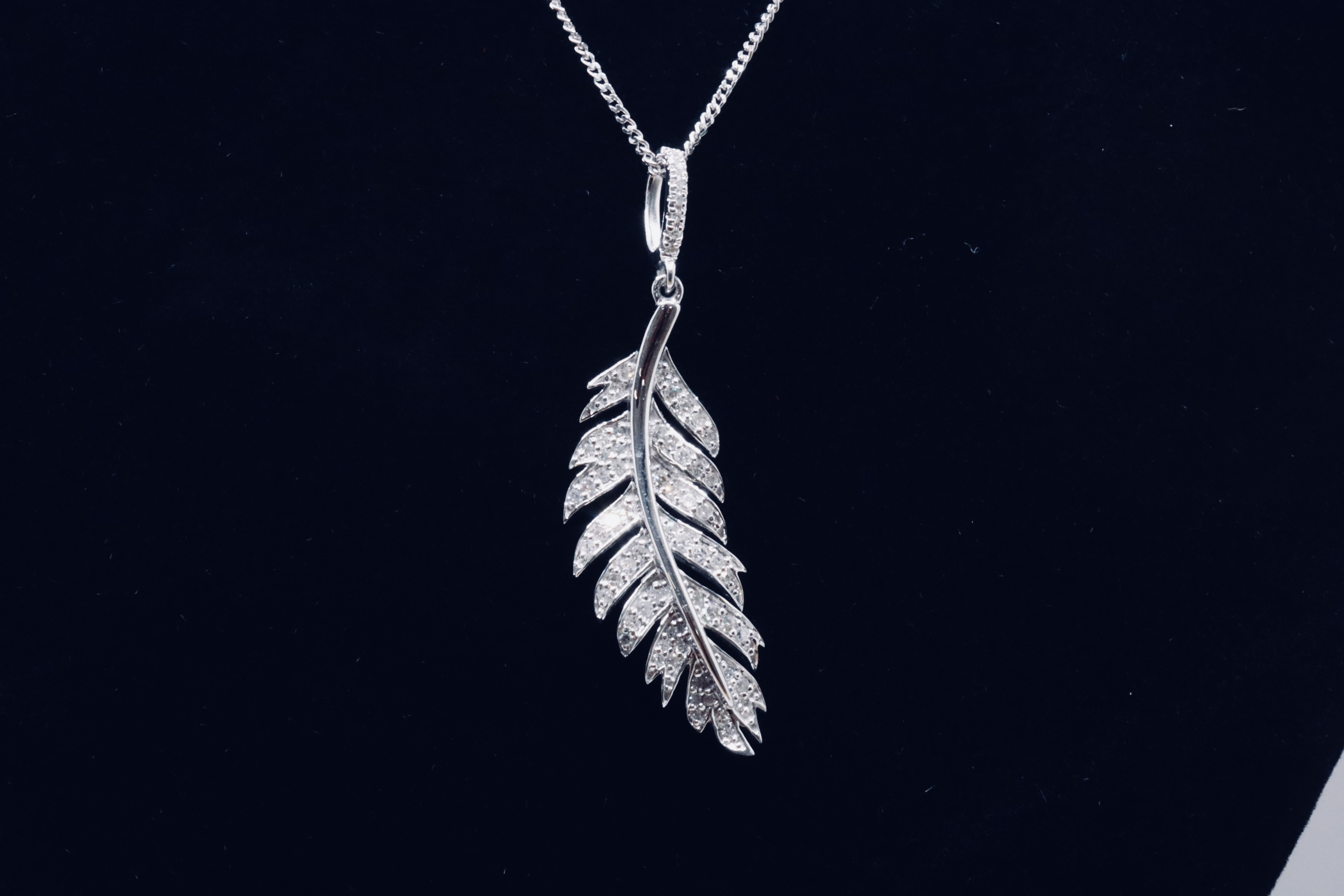 Round Brilliant Cut 0.50 Natural Diamond 9ct White Gold Feather Pendant F/G Colour Clarity SI - Image 4 of 10