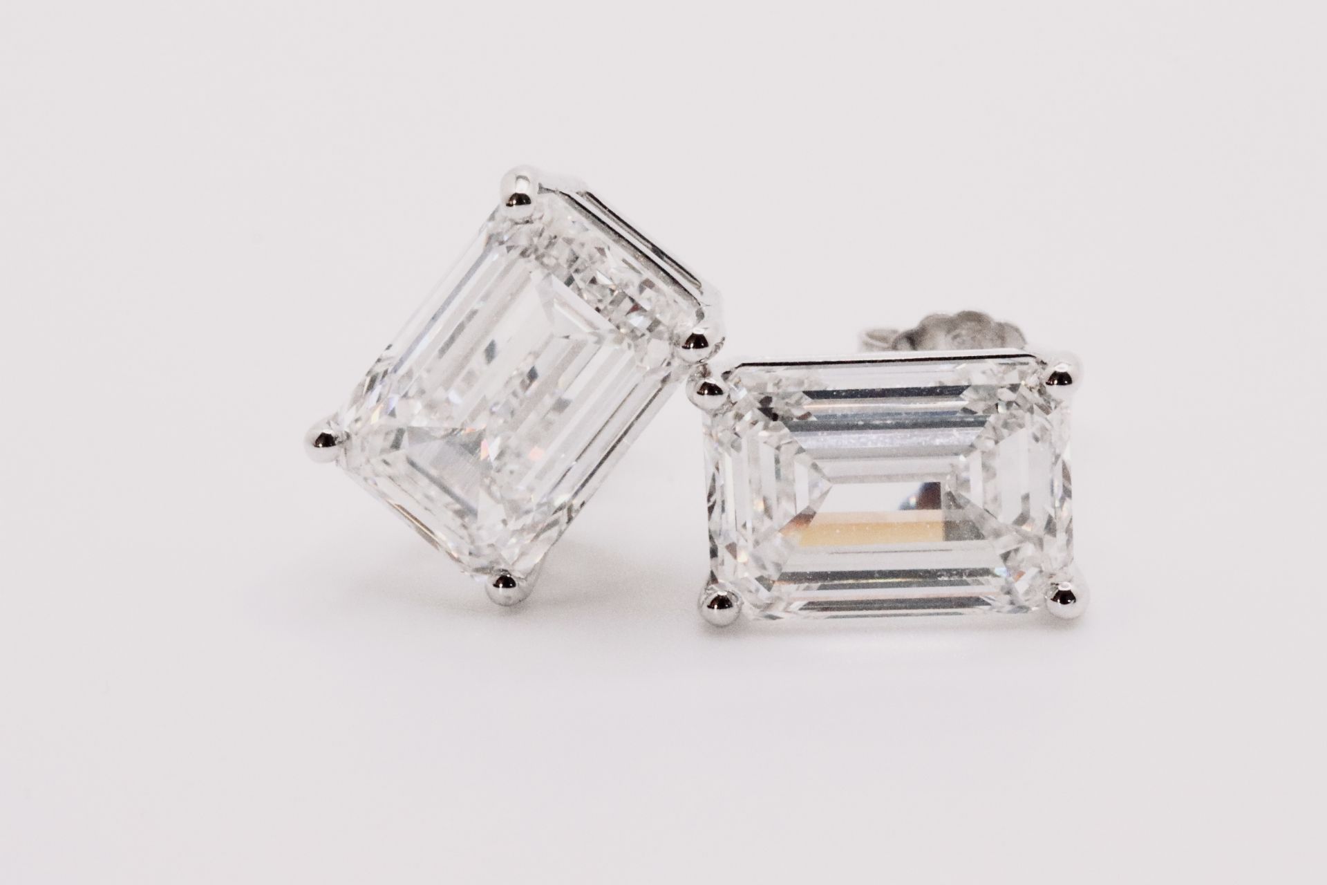 Emerald Cut 2.00 Carat Diamond Earrings Set in Platinum D Colour - VS2 Clarity - GIA - Image 3 of 8