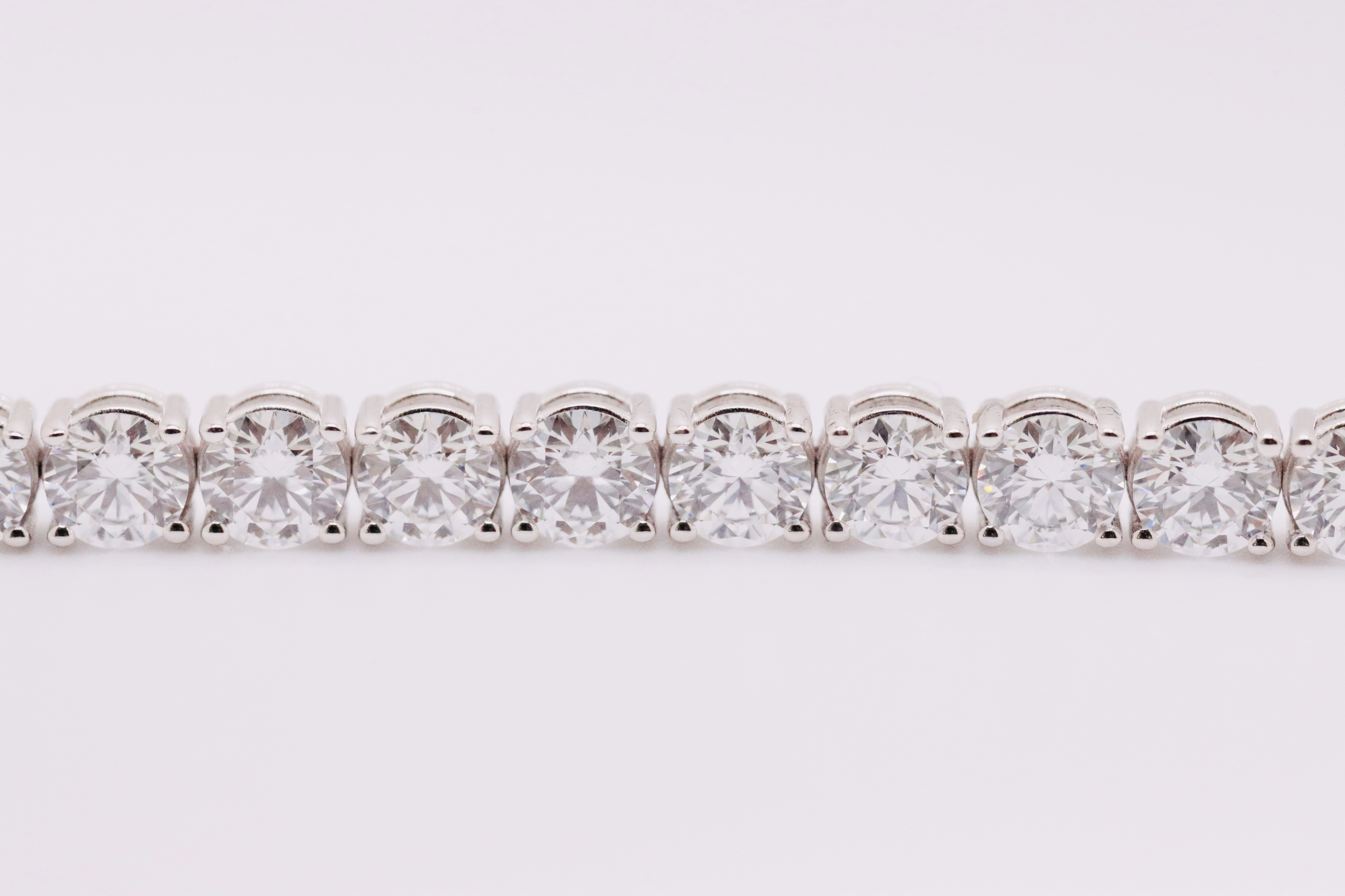 Round Brilliant Cut 23 Carat Diamond Tennis Bracelet D Colour VVS Clarity - 18Kt White Gold - IGI - Image 7 of 8