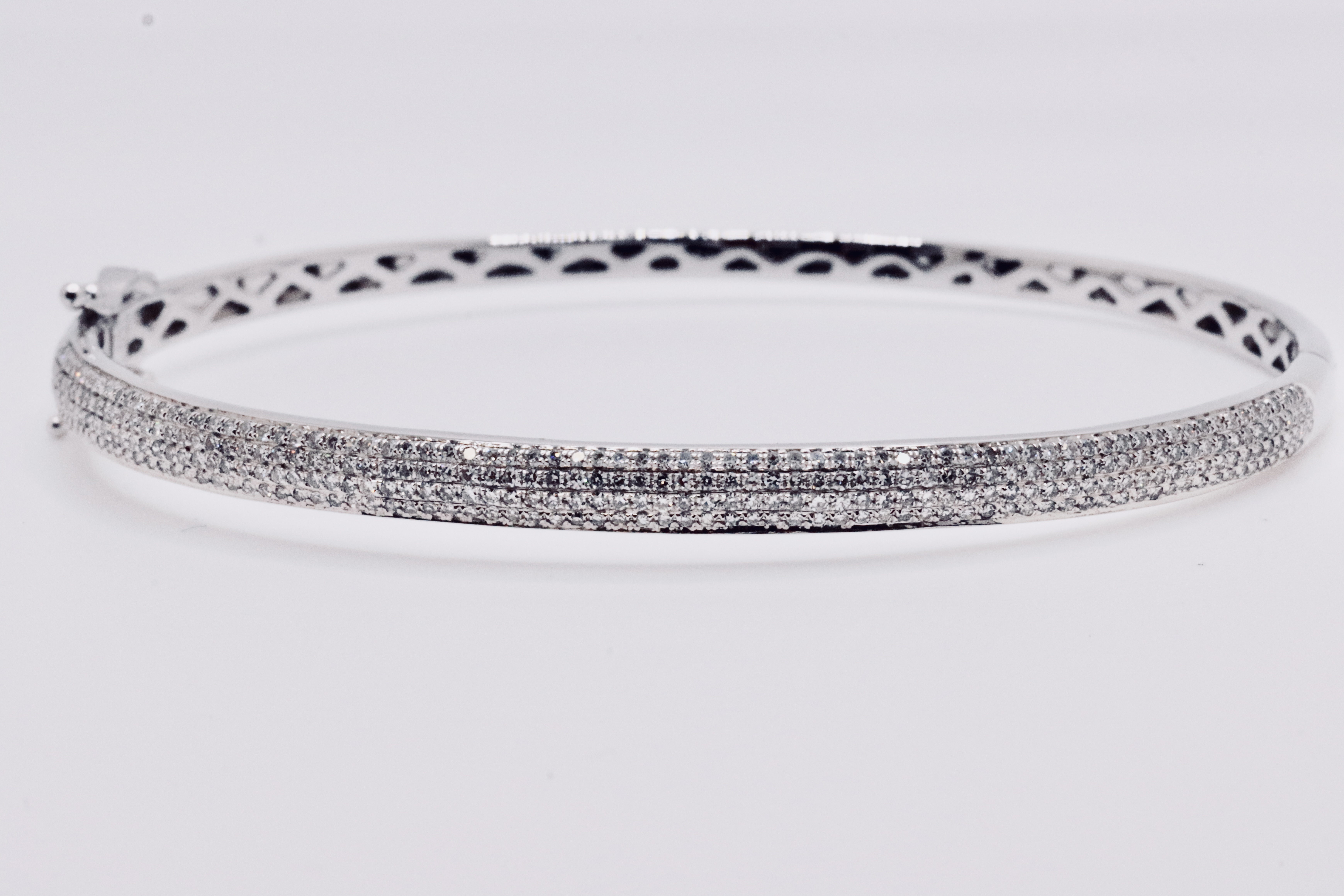 Round Brilliant Cut Pave 1.20 Carat Natural Diamond 9ct White Gold Bangle - G/H Color - SI Clarity - Image 9 of 12