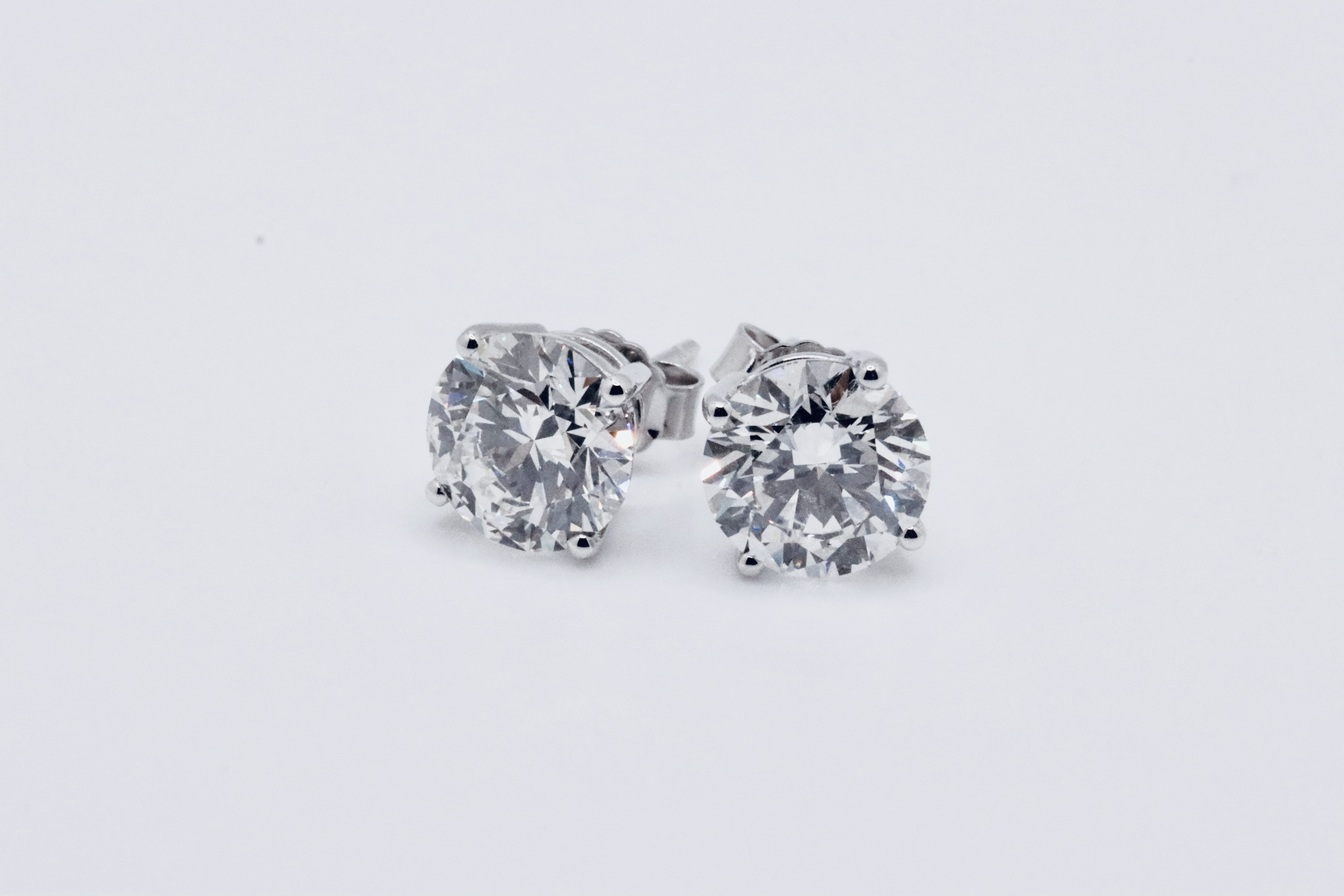 ** ON SALE ** Round Brilliant Cut 2.00 Carat Diamond Earrings Set in 18kt Gold - F Colour VVS - GIA