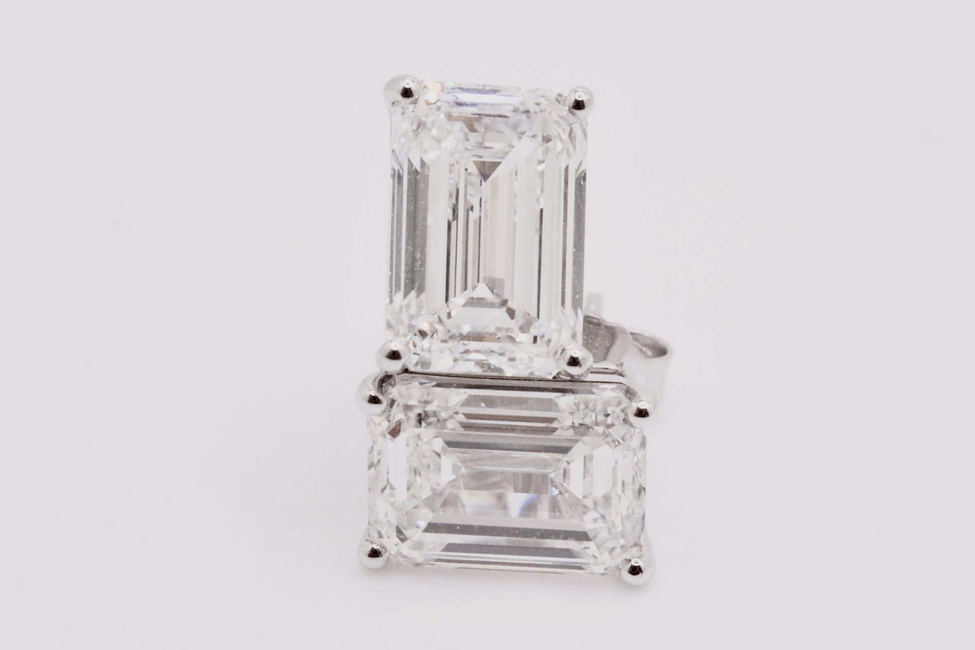 Emerald Cut 4.00 Carat Natural Diamond Earrings 18kt White Gold - Colour G - SI Clarity- GIA - Image 2 of 4