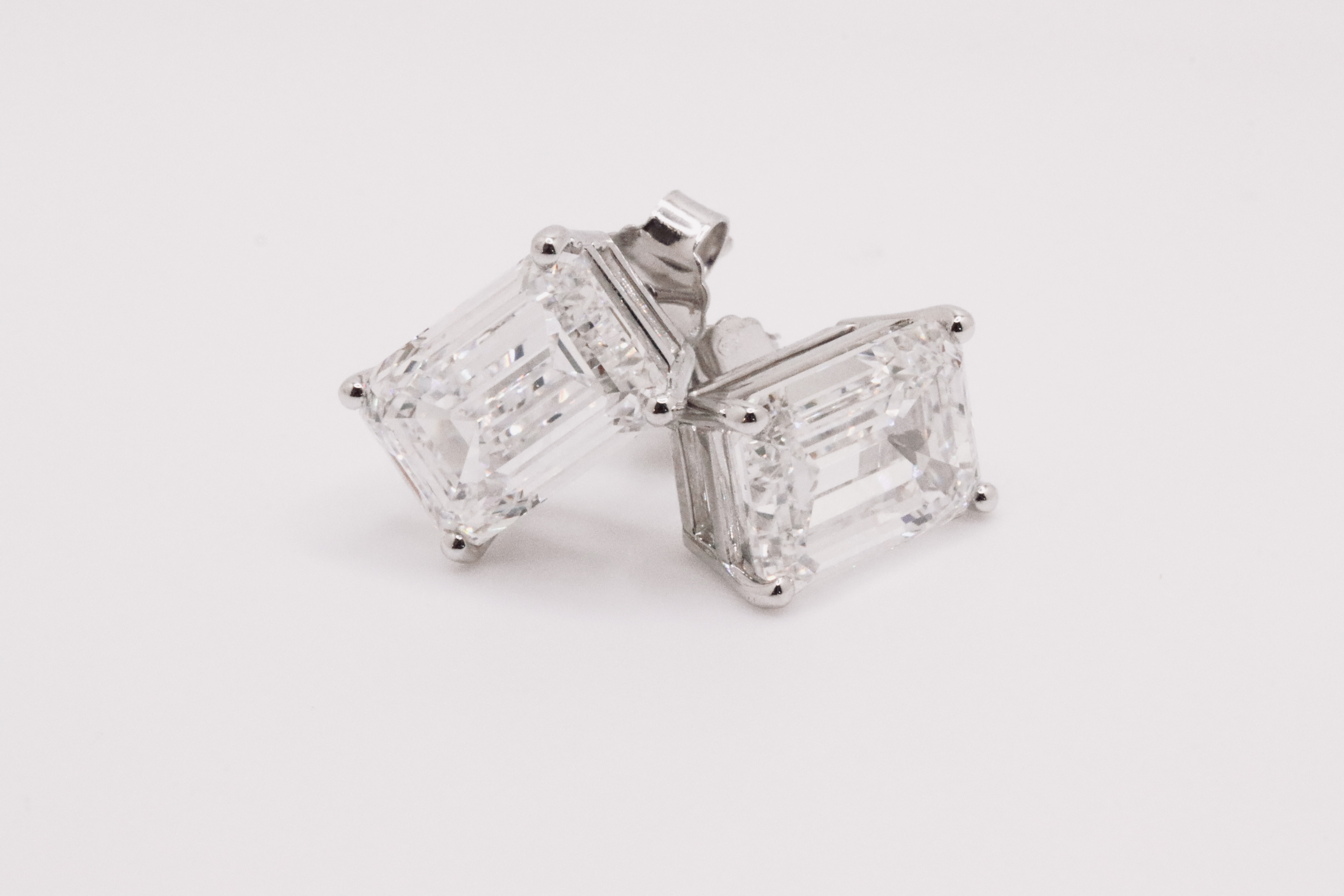 Emerald Cut 2.00 Carat Diamond Earrings Set in Platinum D Colour - VS2 Clarity - GIA - Image 7 of 8