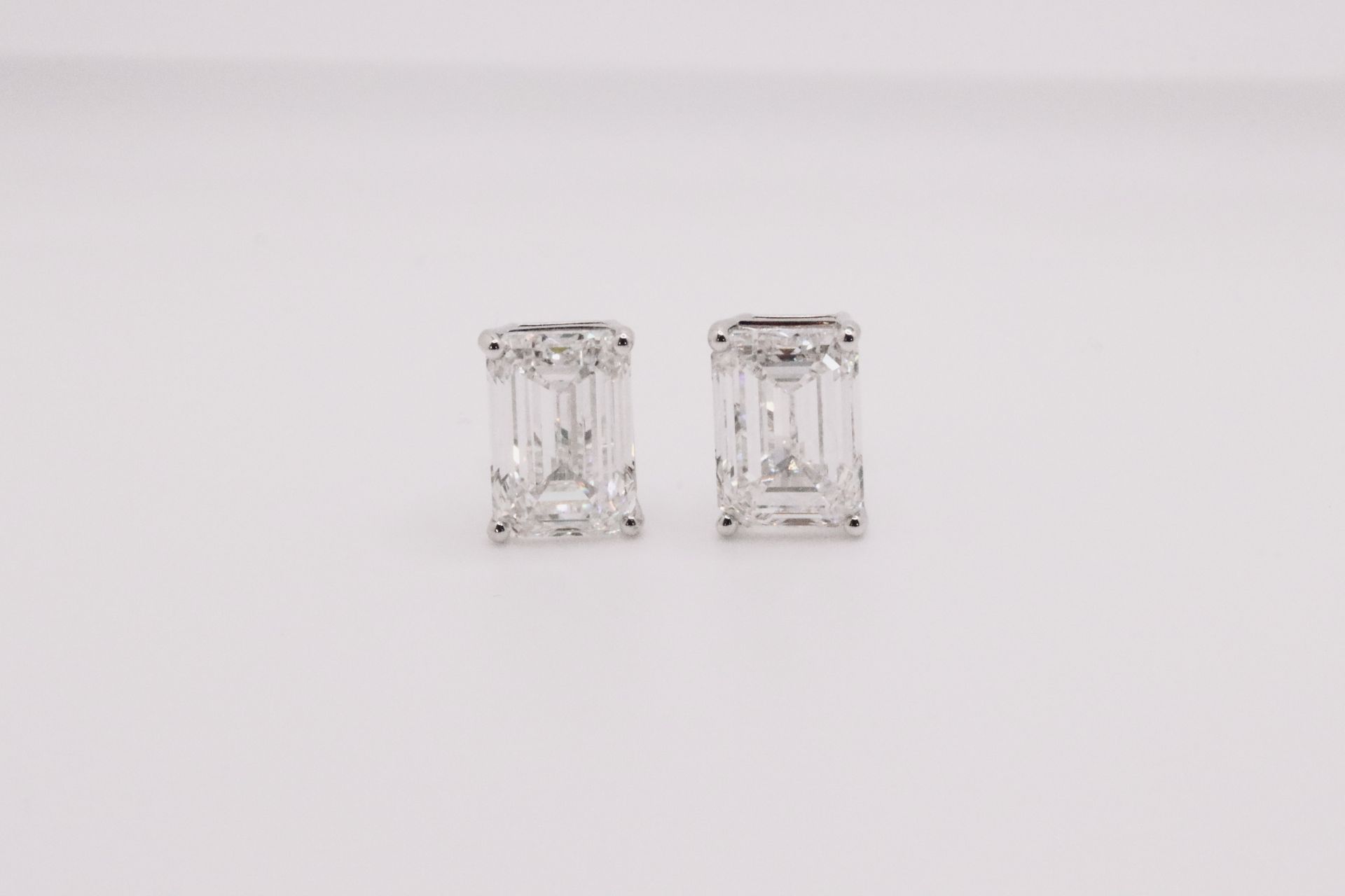 Emerald Cut 2.00 Carat Diamond Earrings Set in Platinum D Colour - VS2 Clarity - GIA - Image 5 of 8