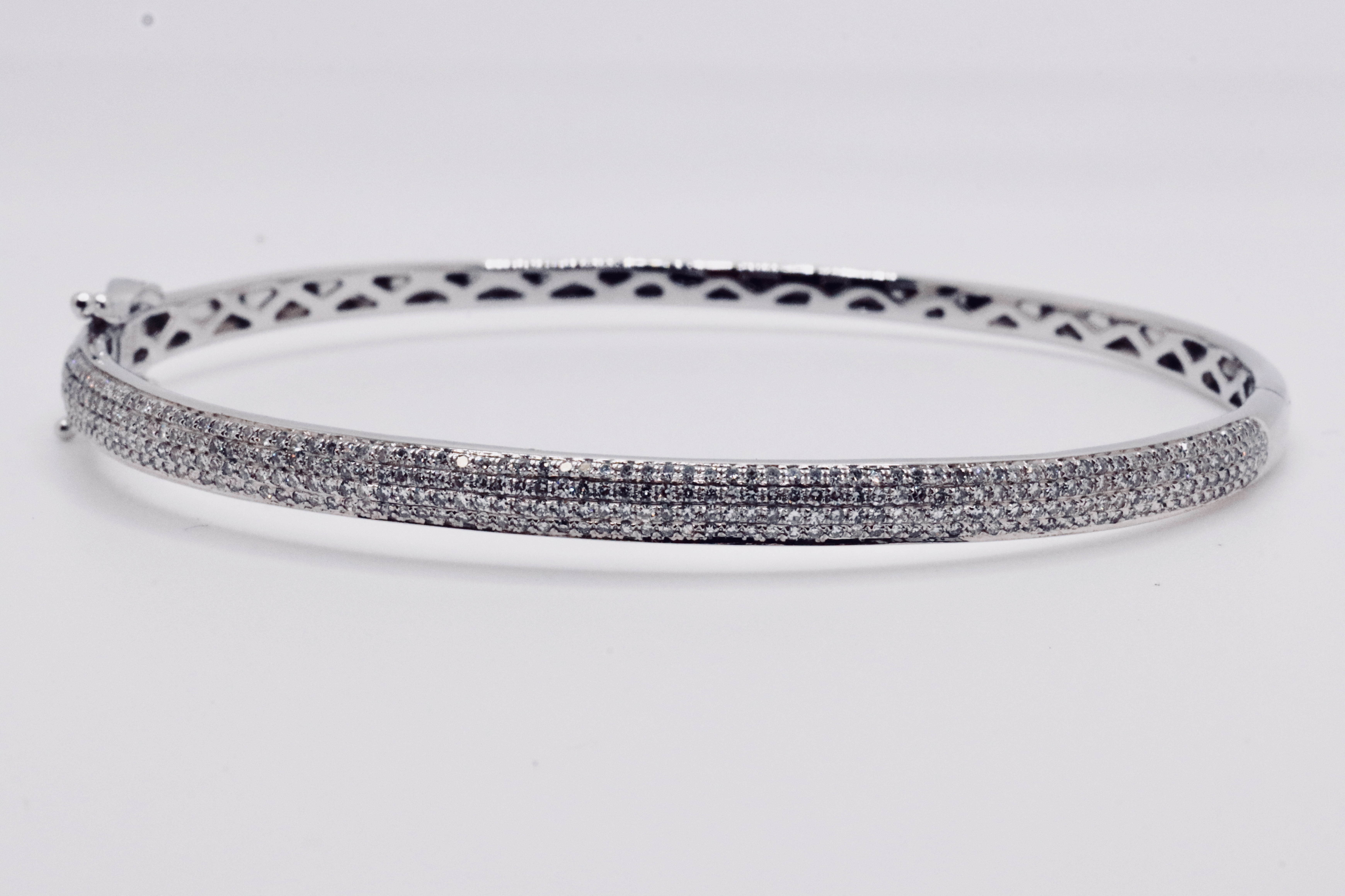 Round Brilliant Cut Pave 1.20 Carat Natural Diamond 9ct White Gold Bangle - G/H Color - SI Clarity - Image 10 of 12