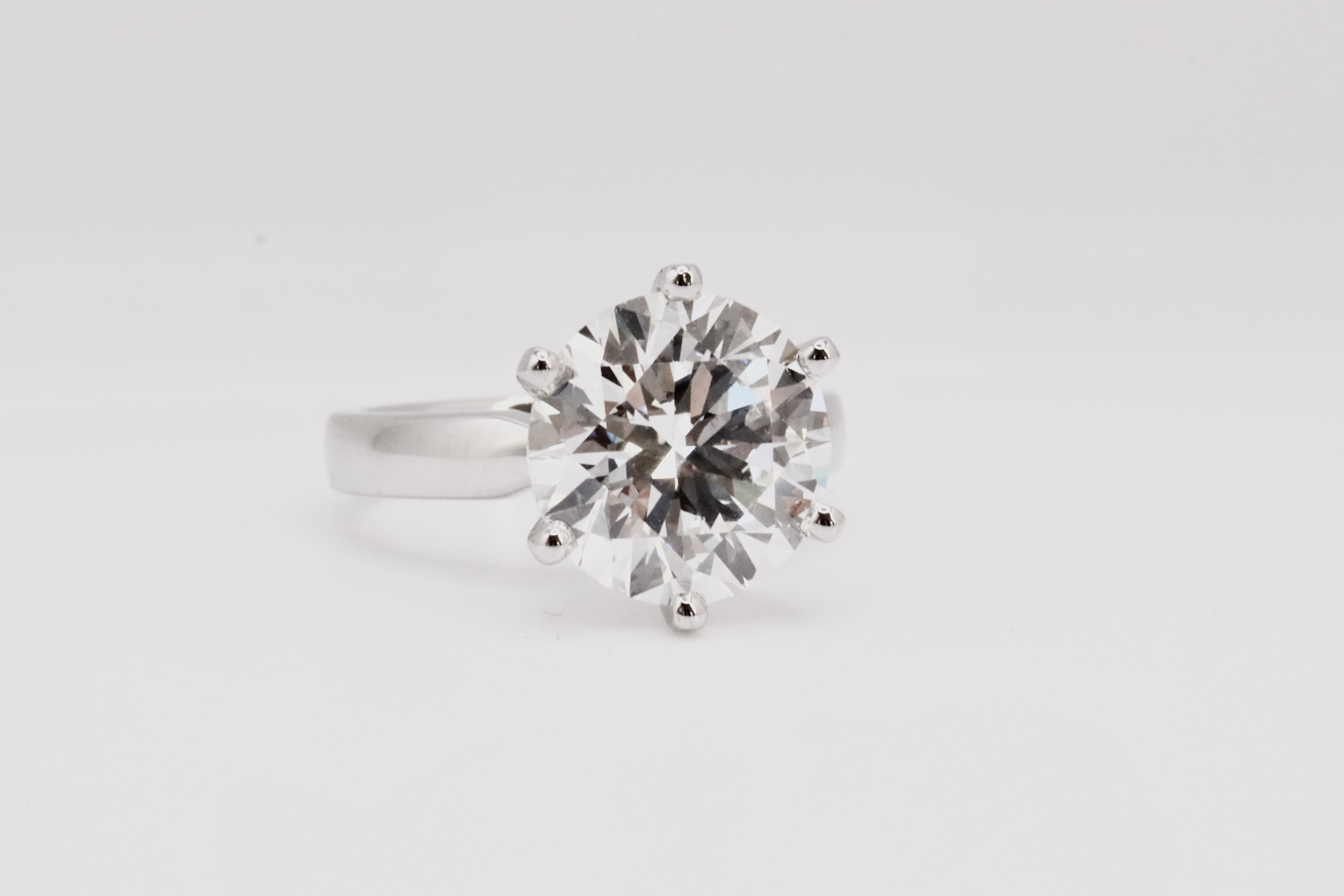 Round Brilliant Cut 5.00 Carat Diamond Ring Set in Platinum - F Colour VVS Clarity - IGI - Image 2 of 6