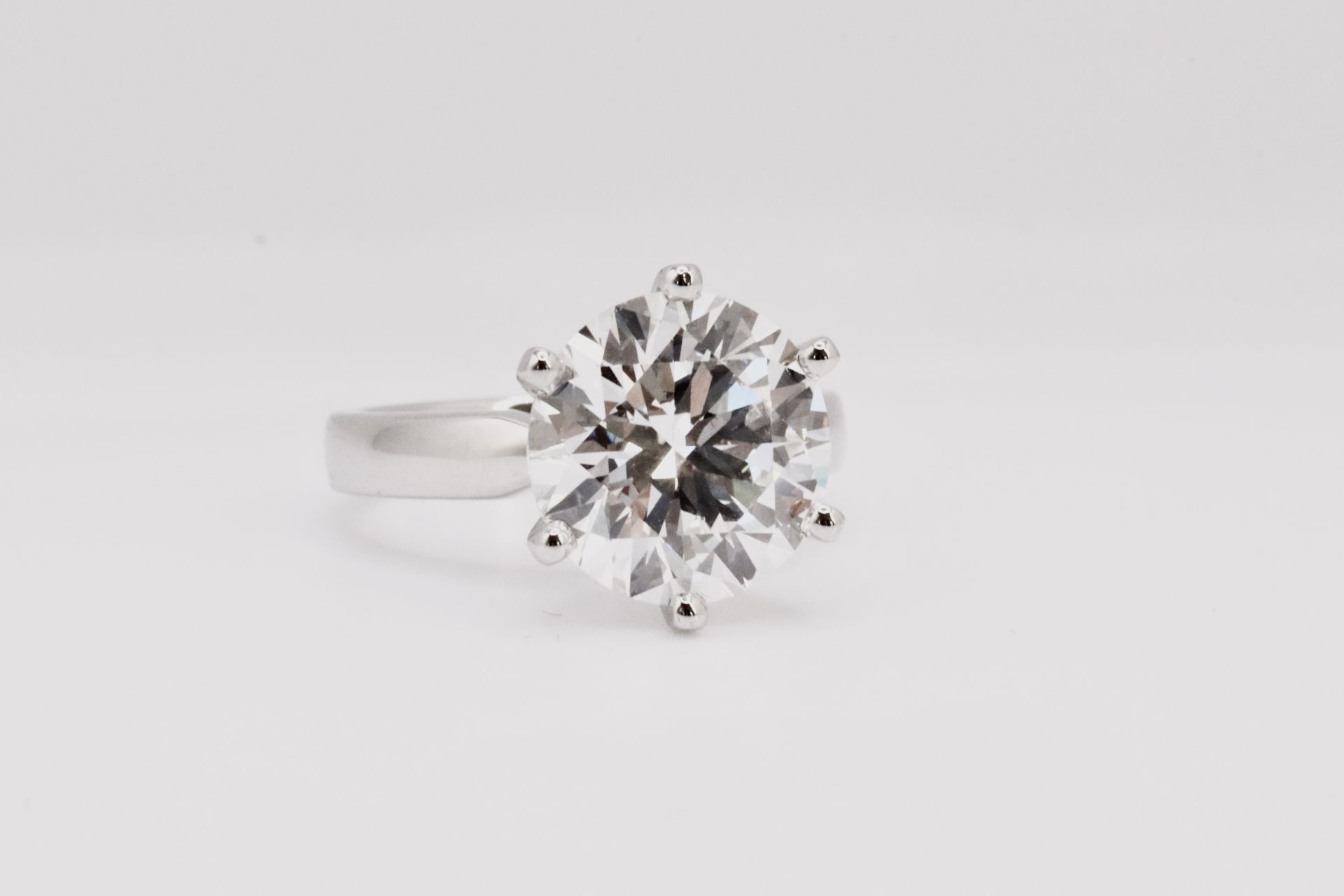 Round Brilliant Cut 5.00 Carat Diamond Ring Set in Platinum - F Colour VVS Clarity - IGI - Image 2 of 6